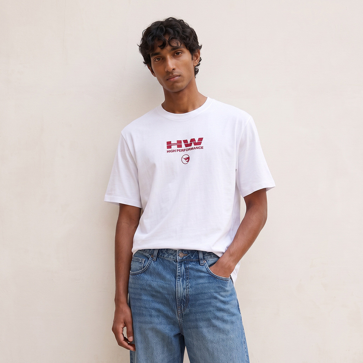 تيشيرت قطن بياقة ضيقة وقصة عادية وطبعات-men-clothing-tshirtsandpolos-tshirts-image-1
