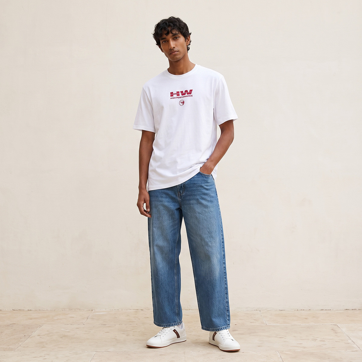 تيشيرت قطن بياقة ضيقة وقصة عادية وطبعات-men-clothing-tshirtsandpolos-tshirts-image-2