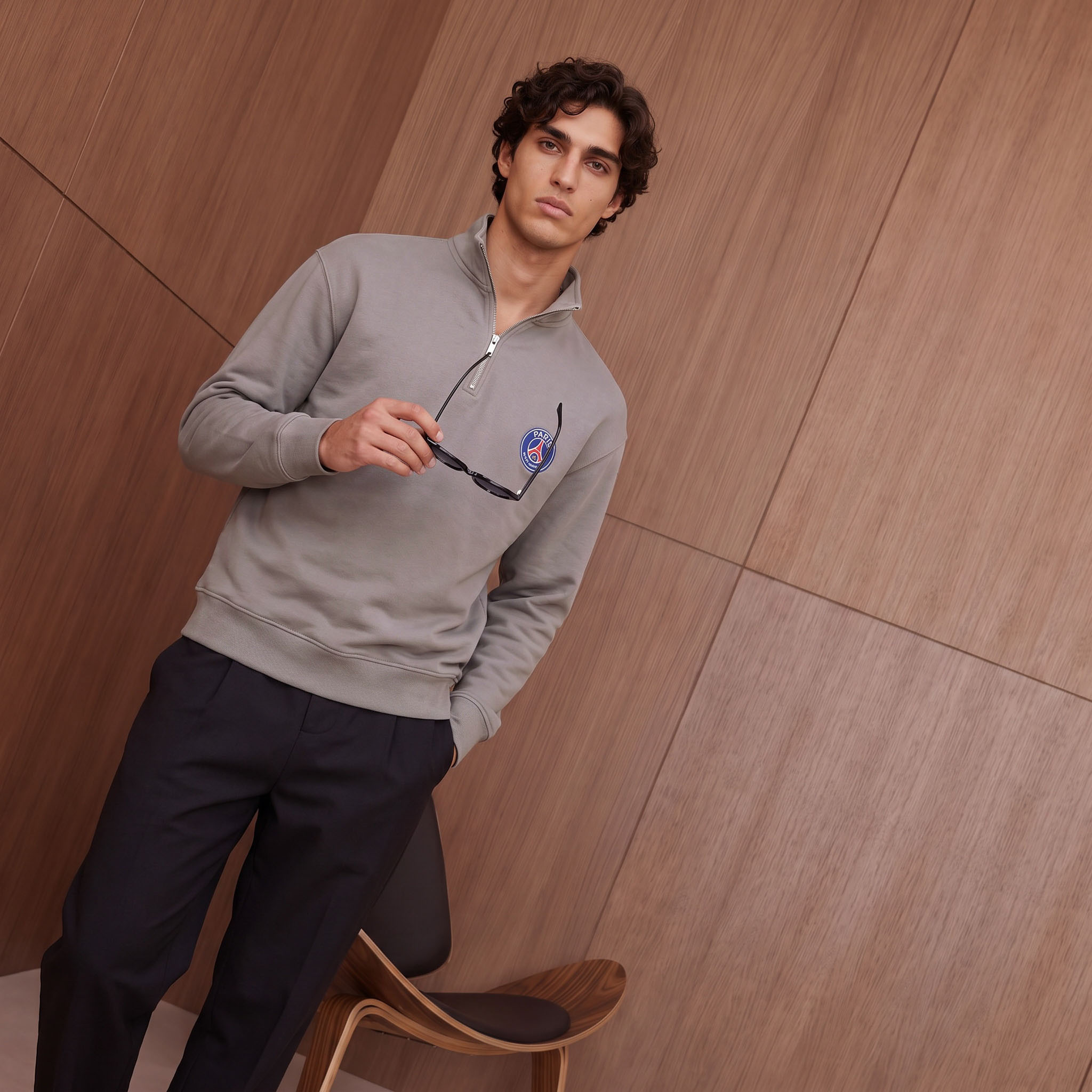 سويت شيرت بنصف سحاب وطبعات-men-winterwear-hoodiesandsweatshirts-image-1