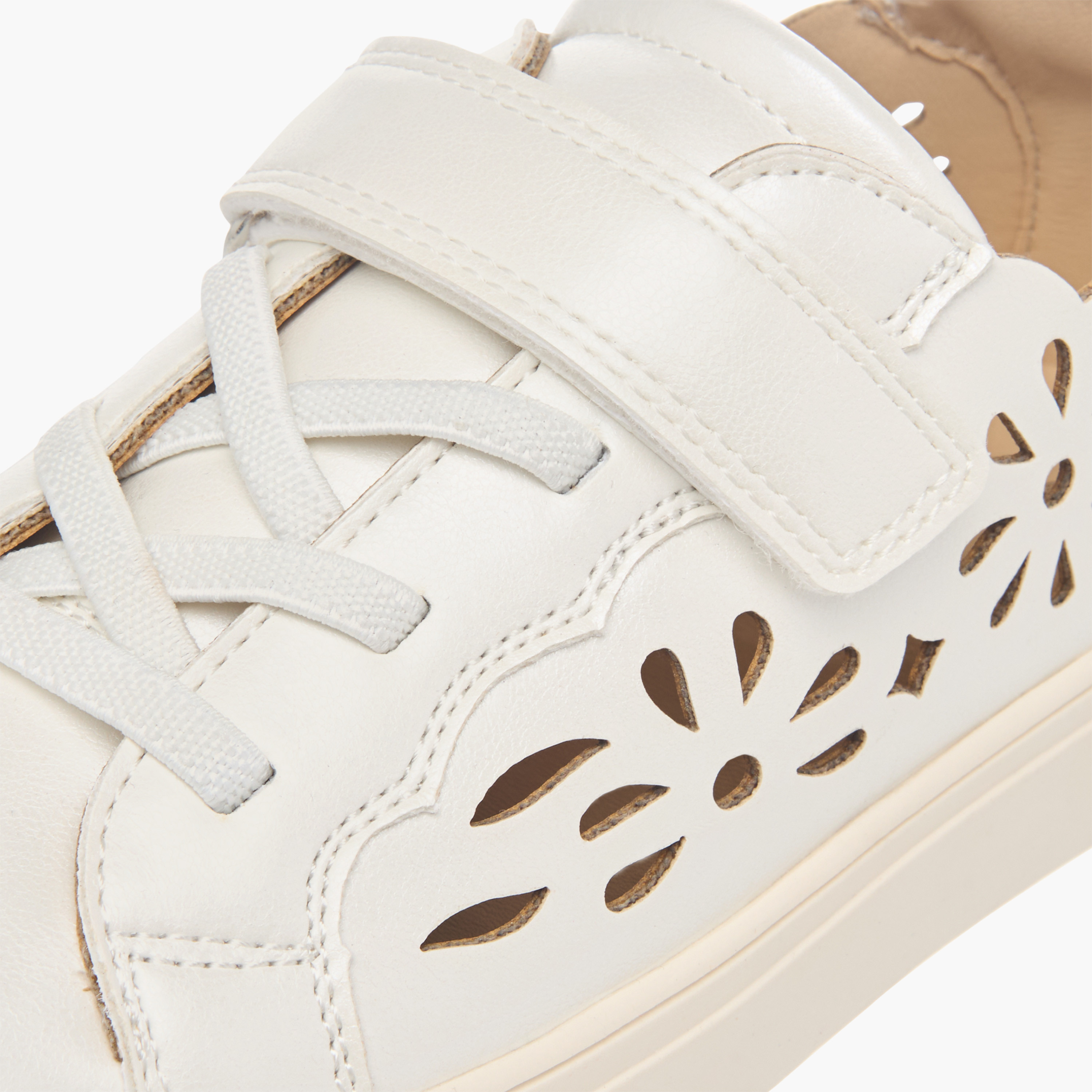 حذاء سنيكرز بطول الكاحل وشريط لاصق وتفاصيل مفرّغة من ليتل ميسي-girls-shoes-sneakers-image-4