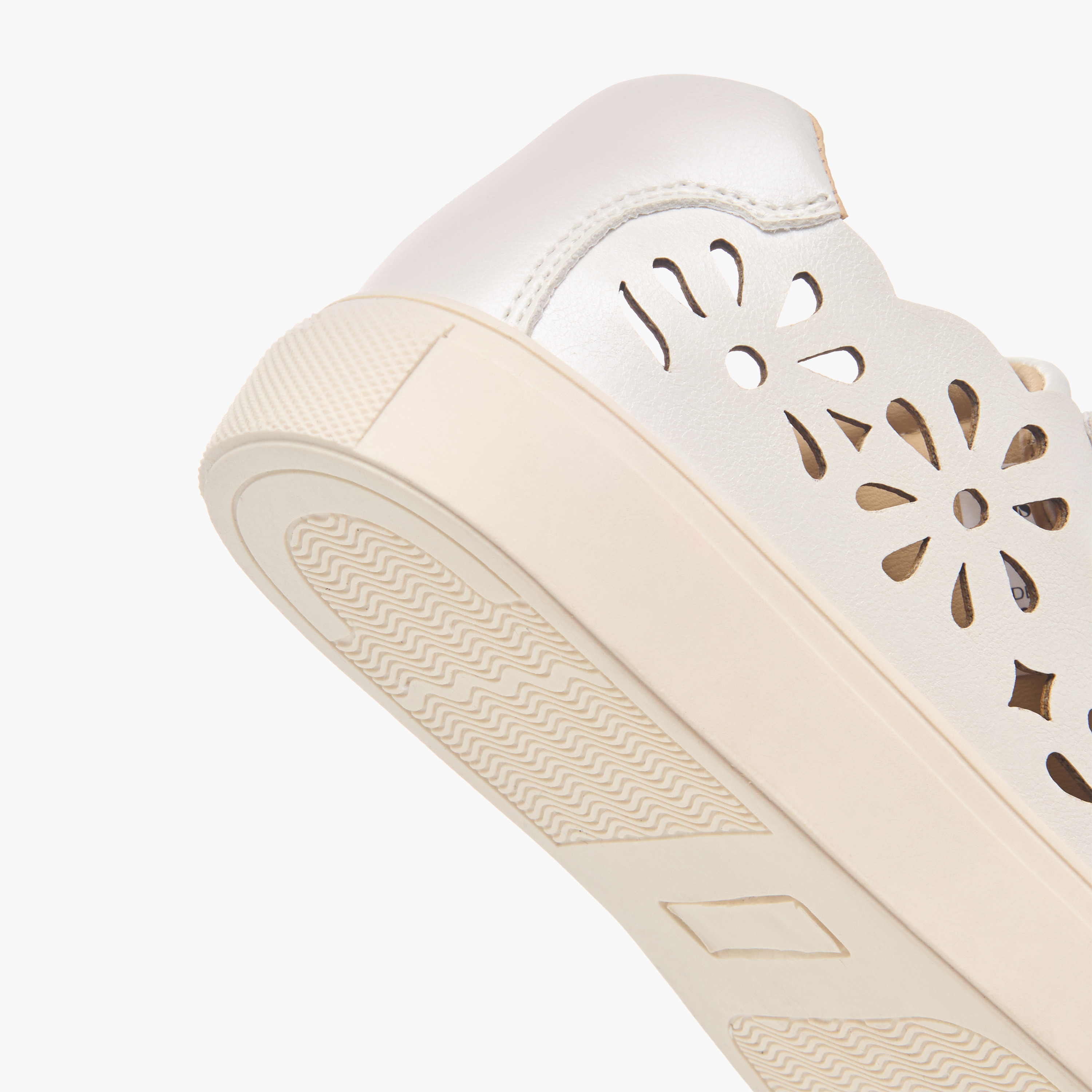 حذاء سنيكرز بطول الكاحل وشريط لاصق وتفاصيل مفرّغة من ليتل ميسي-girls-shoes-sneakers-image-5