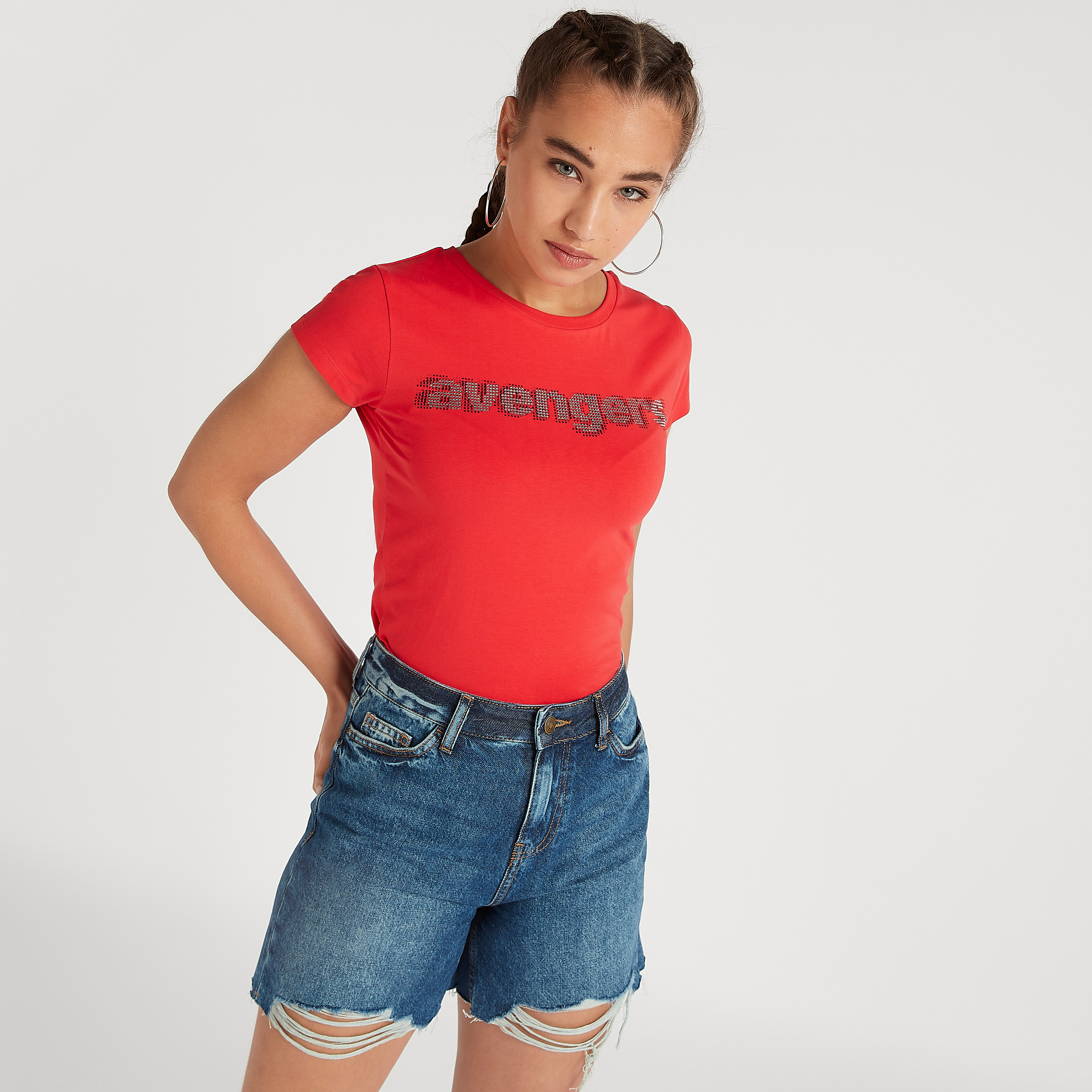 تيشيرت مخطّط بياقة ضيّقة وأكمام كاب وطبعات أفينجيرز-women-clothing-tshirts-image-1