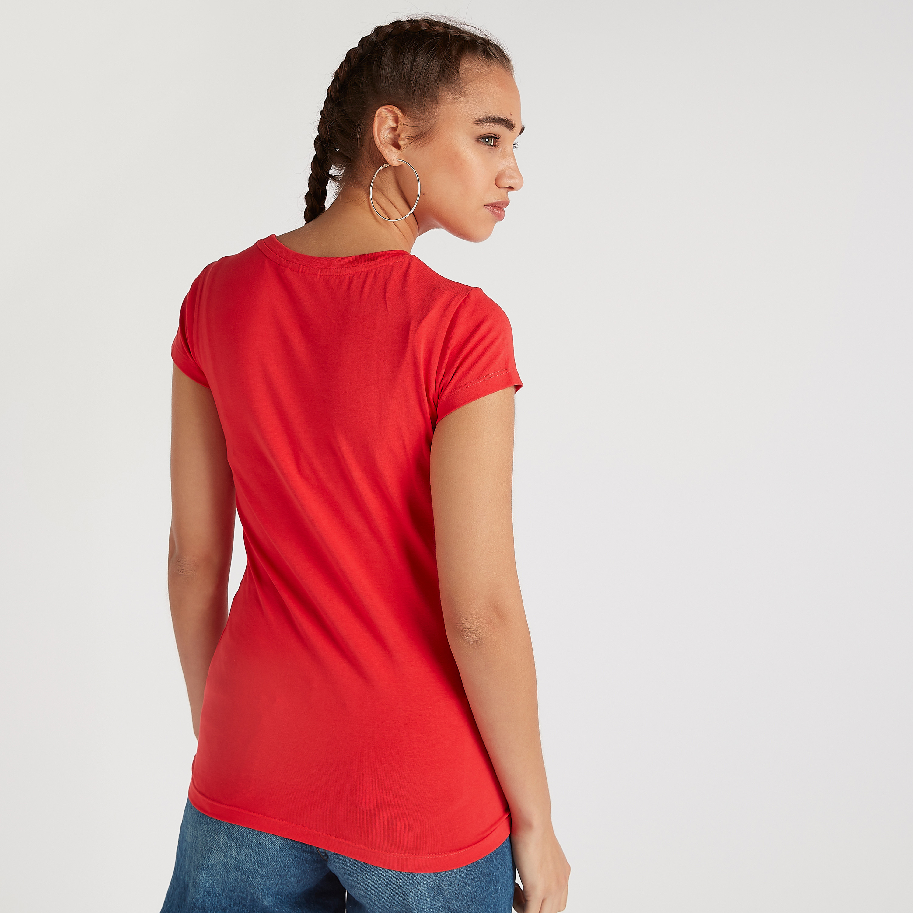 تيشيرت مخطّط بياقة ضيّقة وأكمام كاب وطبعات أفينجيرز-women-clothing-tshirts-image-4