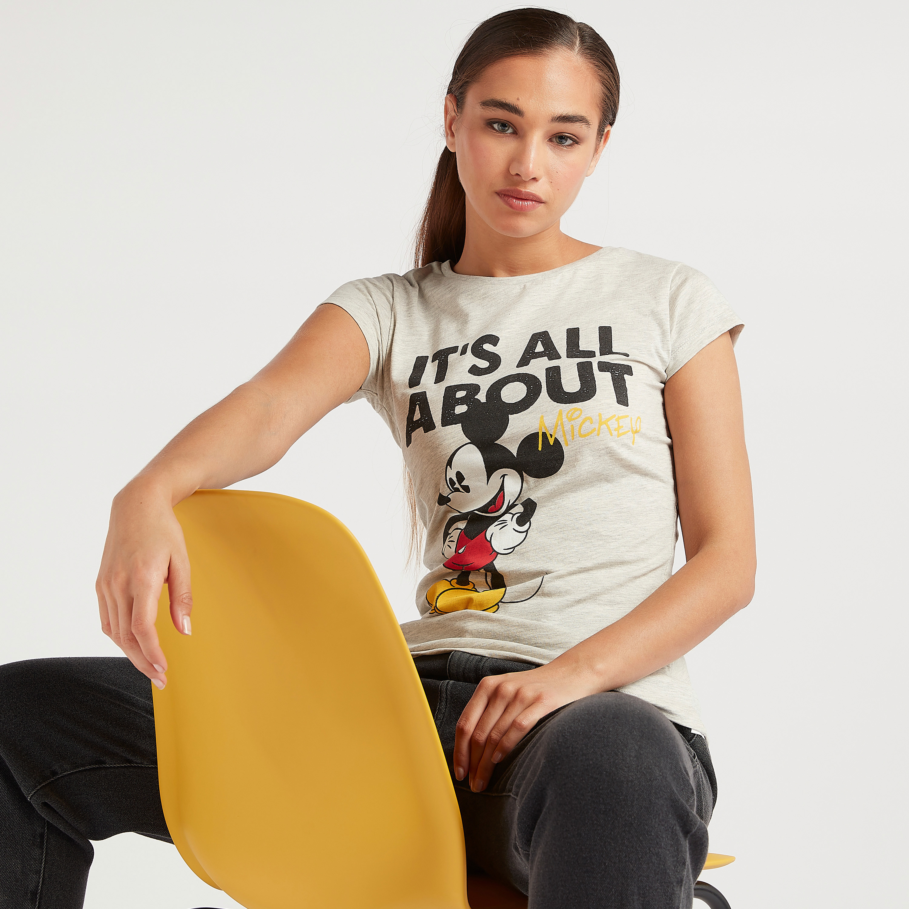 تيشيرت بياقة ضيّقة وأكمام كاب و طبعات ميكي ماوس-women-clothing-tshirts-image-1