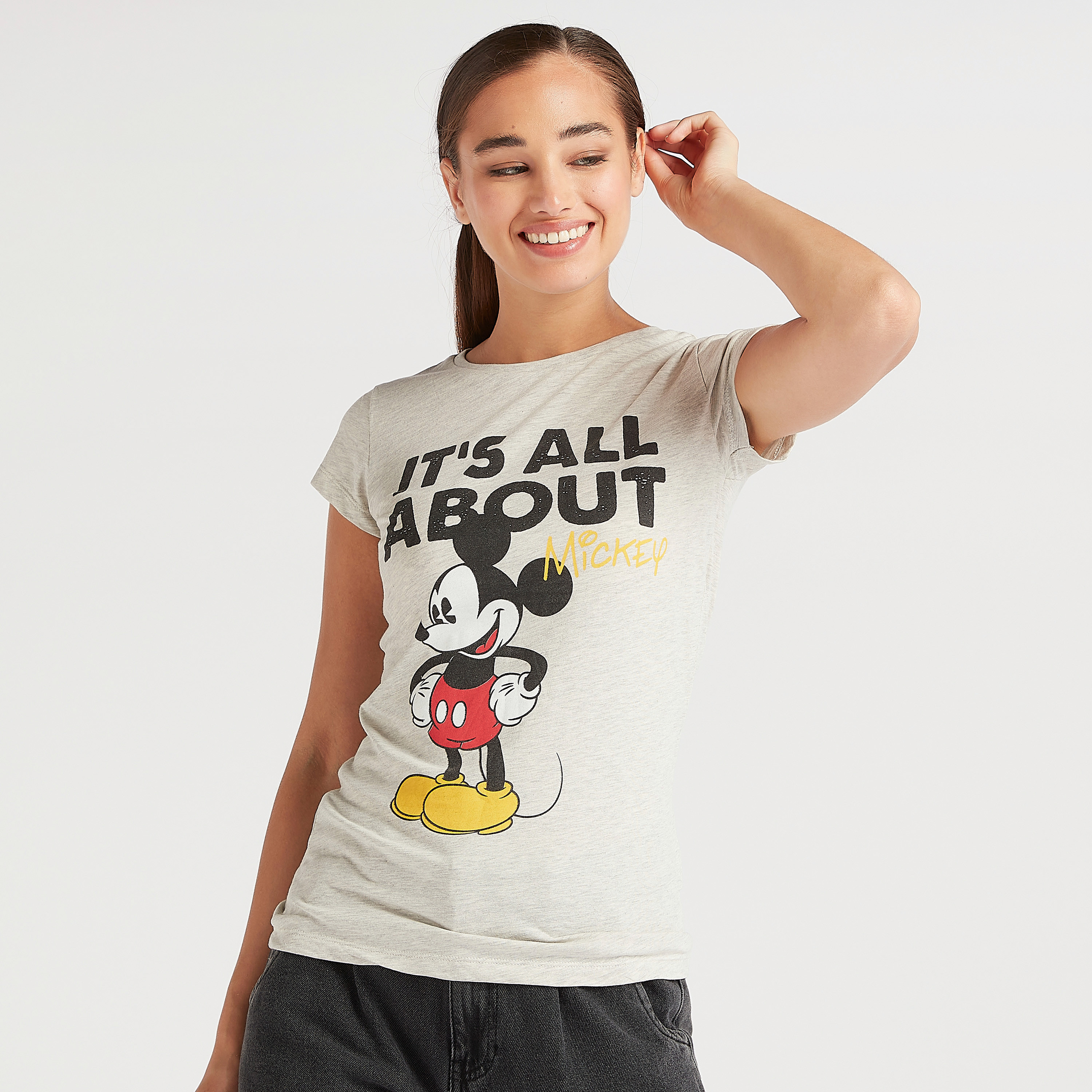 تيشيرت بياقة ضيّقة وأكمام كاب و طبعات ميكي ماوس-women-clothing-tshirts-image-3