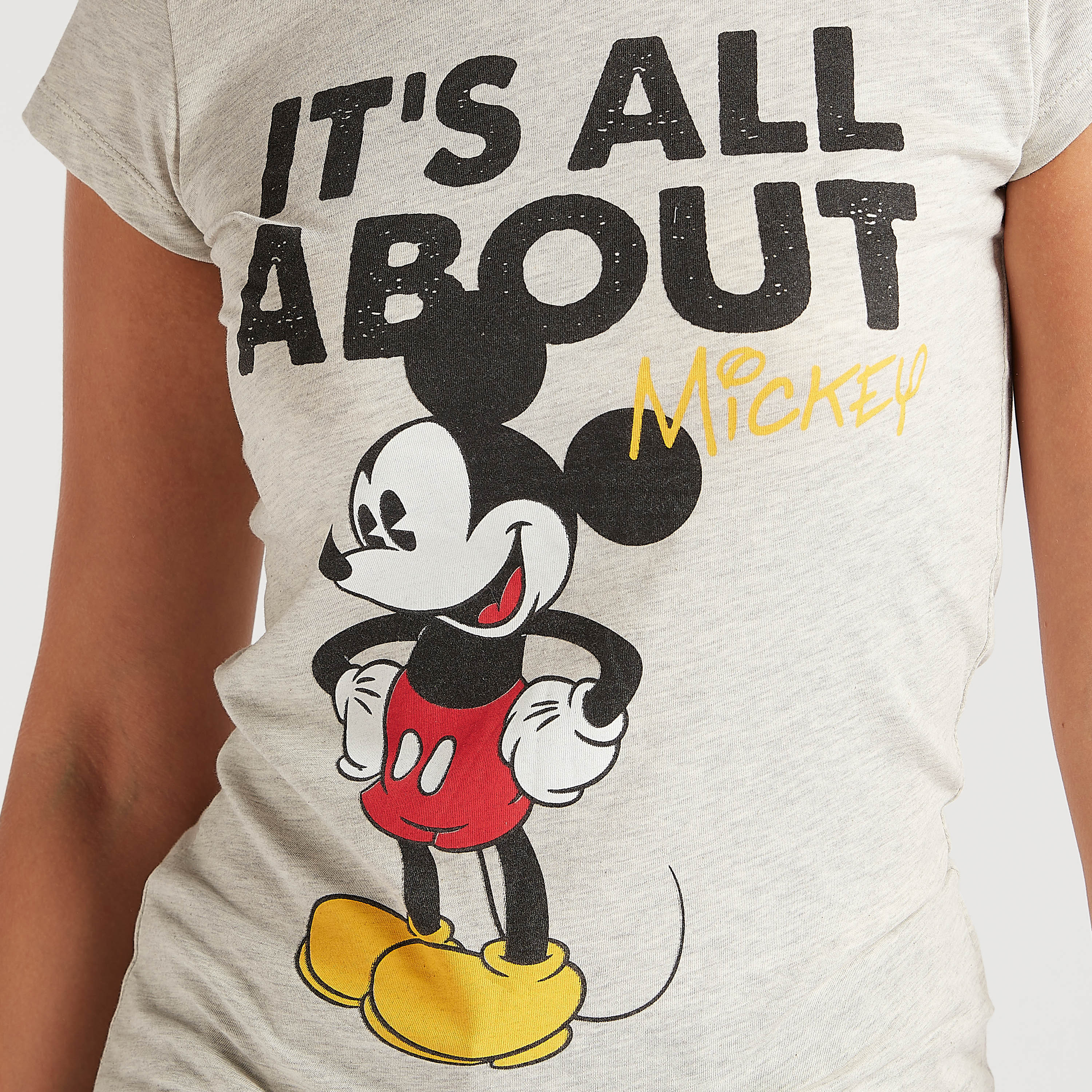 تيشيرت بياقة ضيّقة وأكمام كاب و طبعات ميكي ماوس-women-clothing-tshirts-image-4