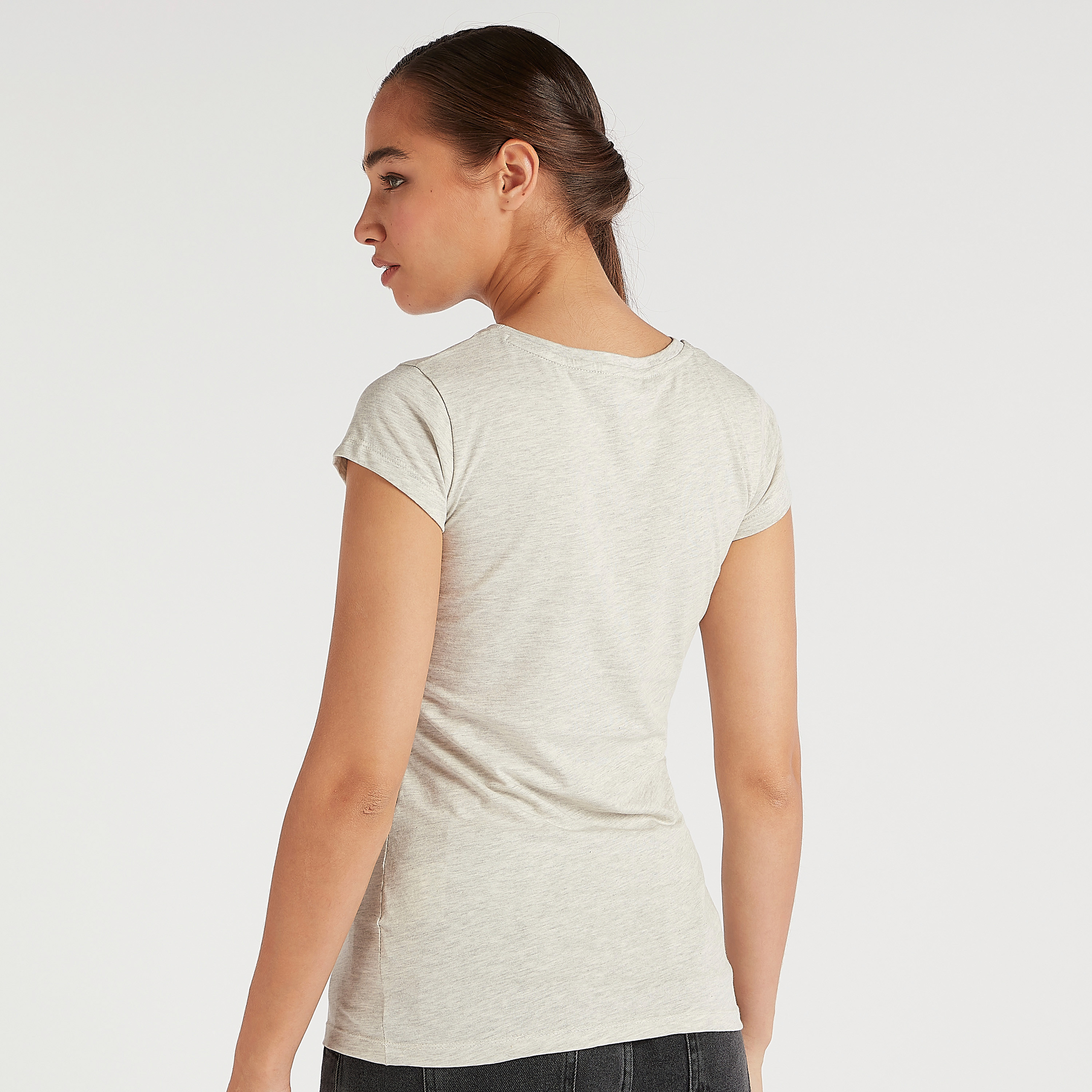 تيشيرت بياقة ضيّقة وأكمام كاب و طبعات ميكي ماوس-women-clothing-tshirts-image-5