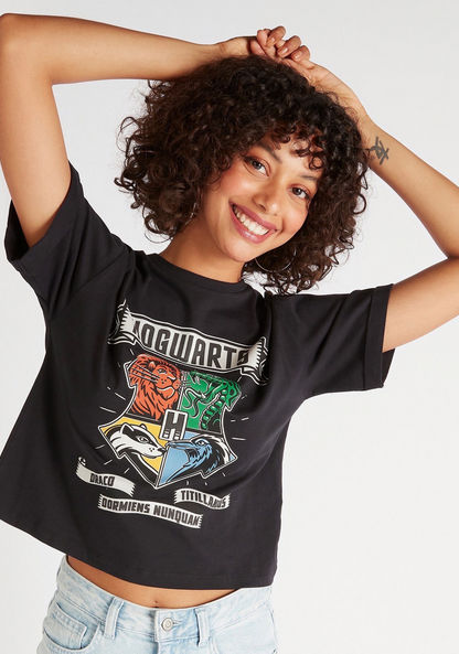 Hogwarts Print Crop T-shirt with Short Sleeves and Crew Neck
