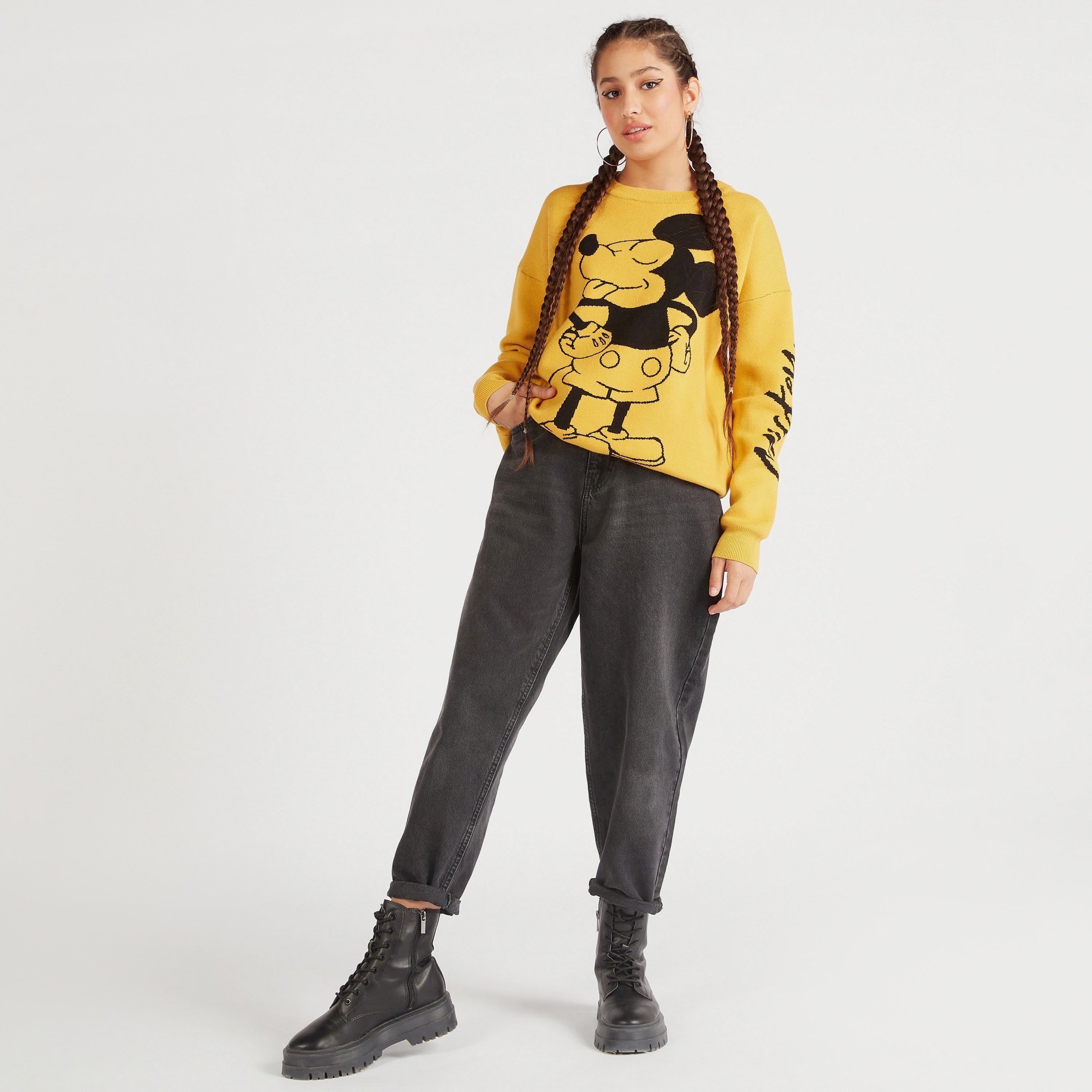 كنزة بياقة ضيقة وأكمام طويلة وطبعات ميكي ماوس-women-winterwear-cardigansandjumpers-jumpers-image-2