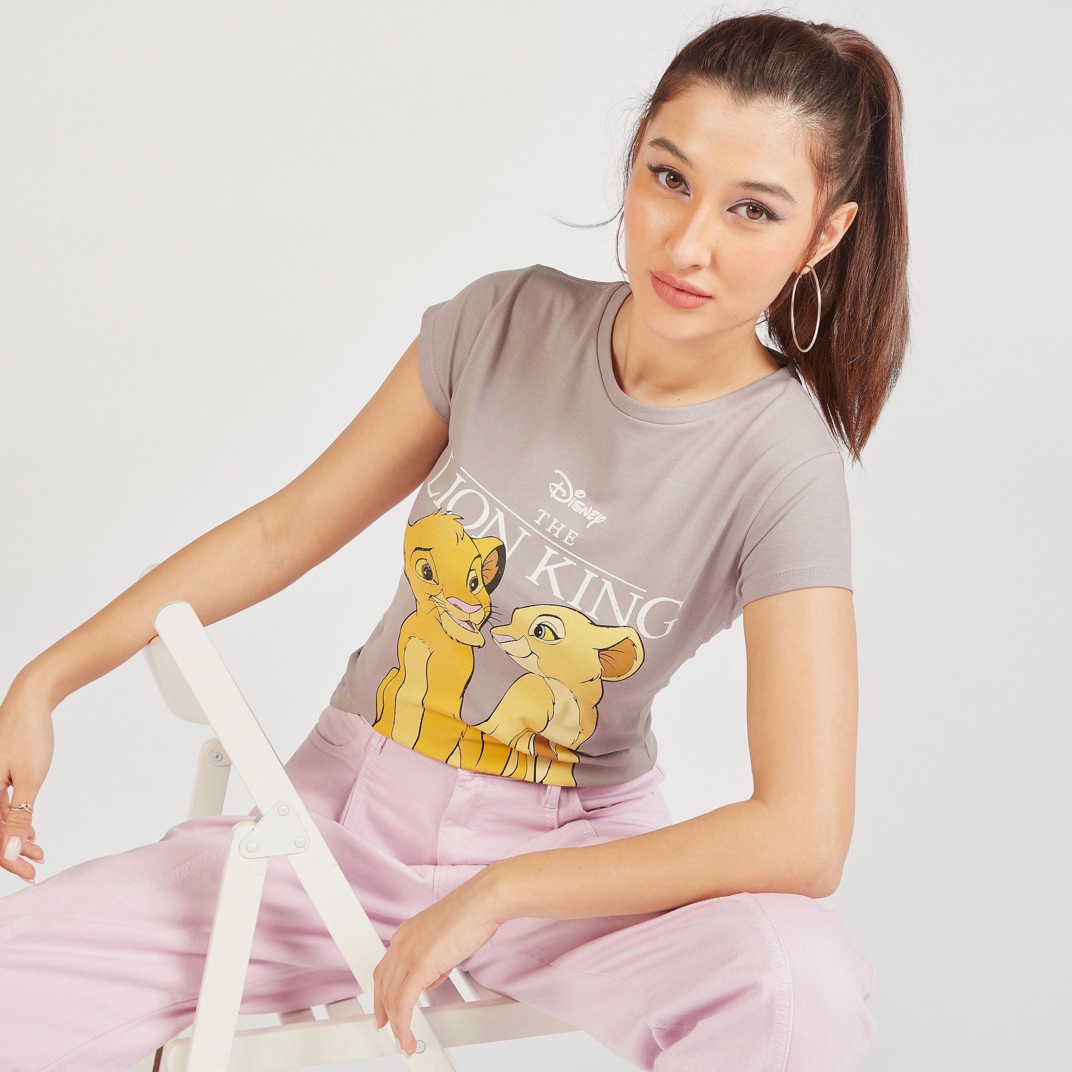 تيشيرت بياقة ضيقة وأكمام قصيرة وطبعات لايون كينج-women-clothing-tshirts-image-1