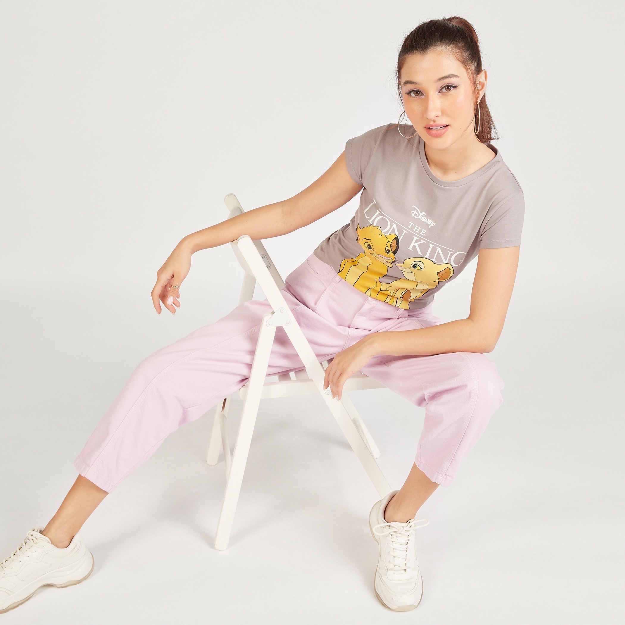 تيشيرت بياقة ضيقة وأكمام قصيرة وطبعات لايون كينج-women-clothing-tshirts-image-2