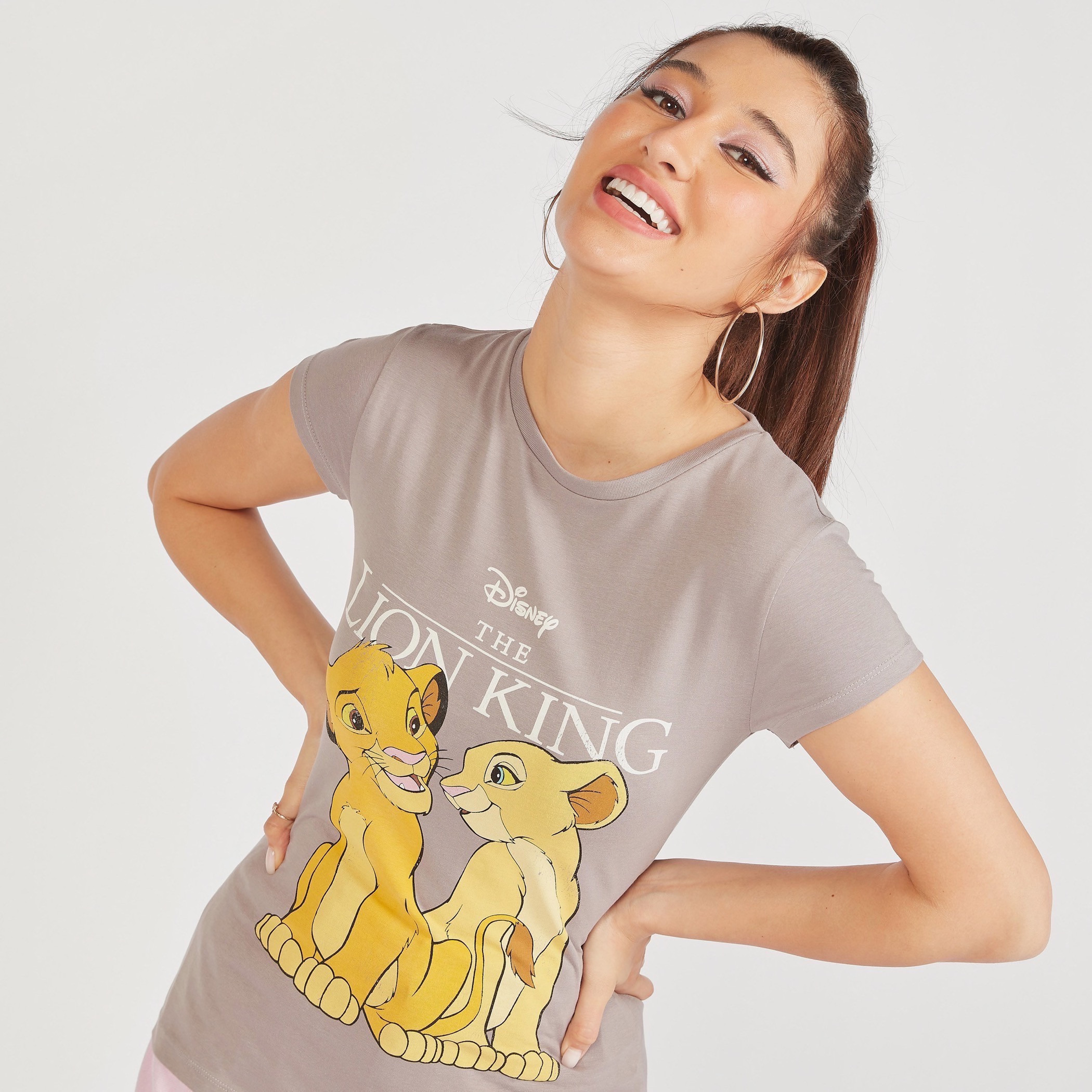 تيشيرت بياقة ضيقة وأكمام قصيرة وطبعات لايون كينج-women-clothing-tshirts-image-3
