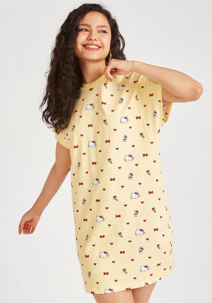 فستان قميص قصير بياقة عادية وأكمام قصيرة وطبعات هالو كيتي