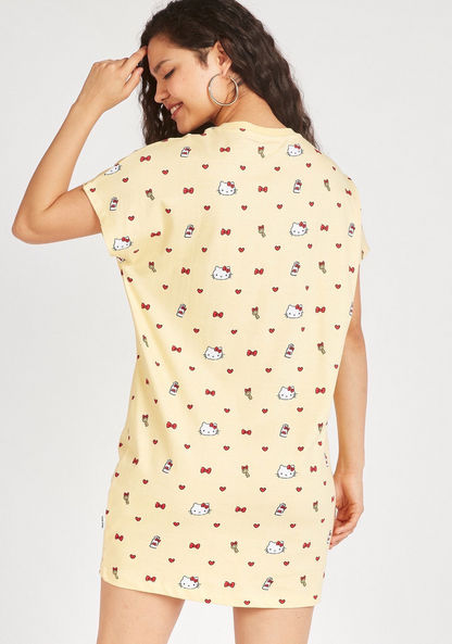 فستان قميص قصير بياقة عادية وأكمام قصيرة وطبعات هالو كيتي