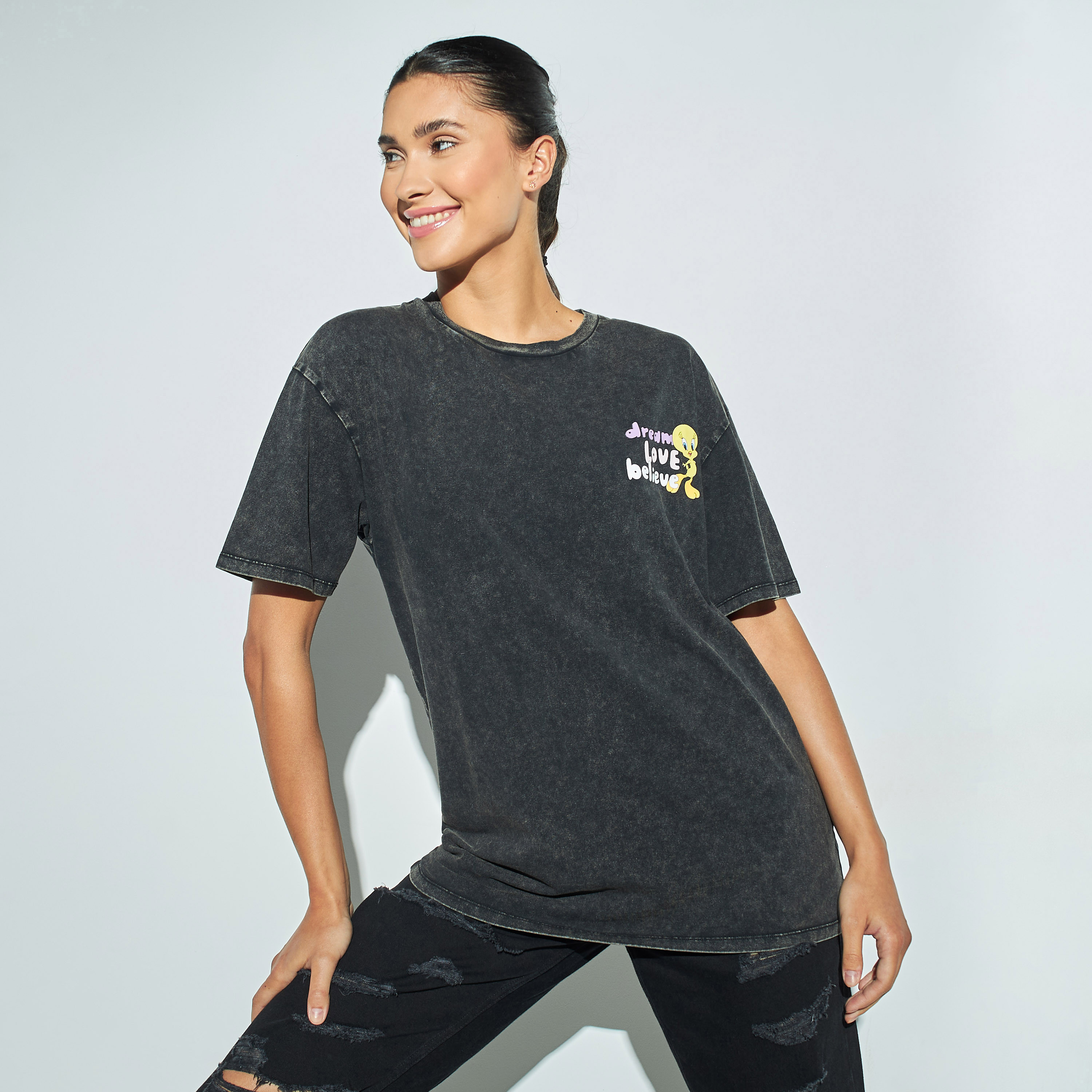 Buy Women s Tweety Graphic Print Longline T shirt with Crew Neck and Drop Shoulder Sleeves Online Centrepoint UAE