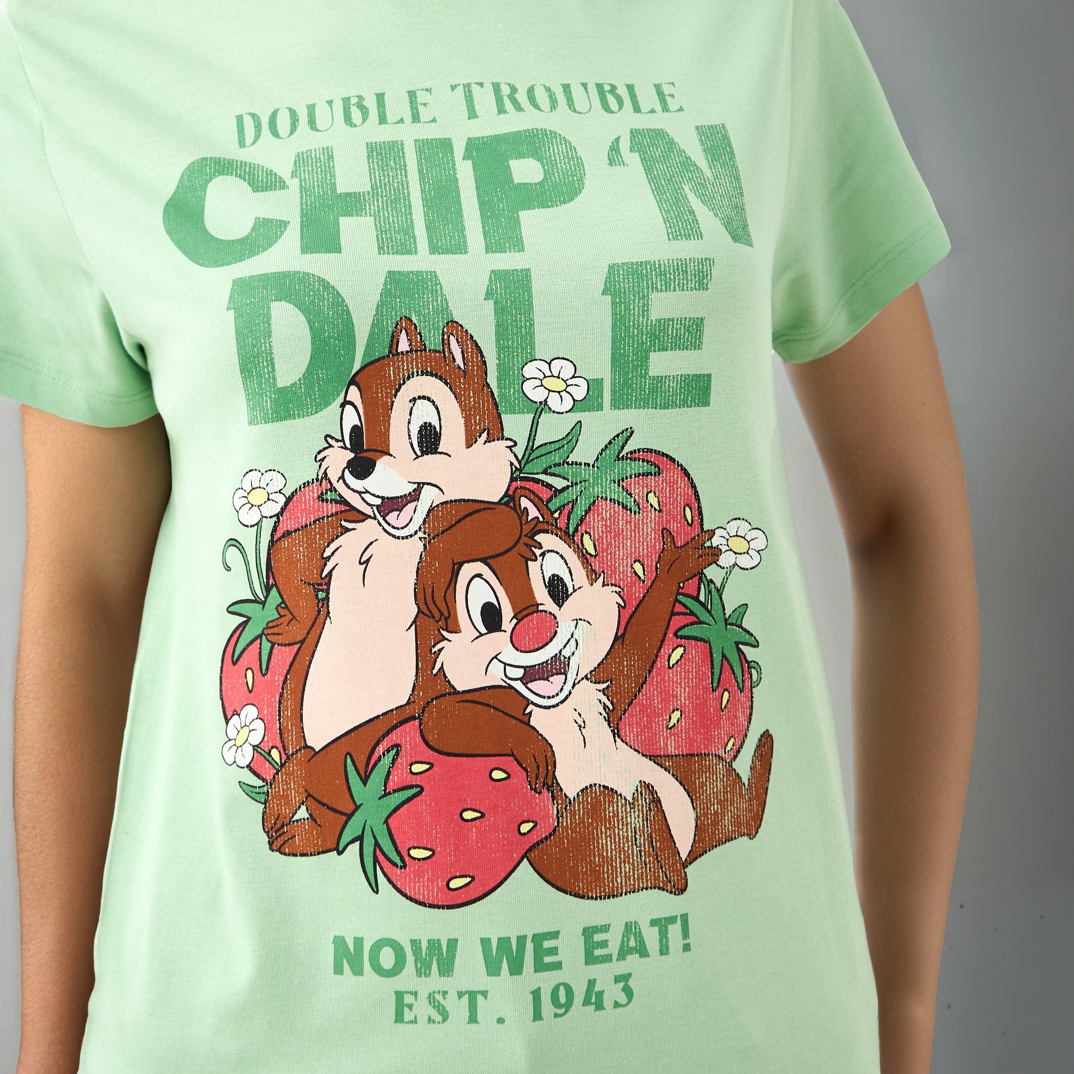 تيشيرت بياقة ضيقة وطبعات تشيب إن دايل-women-clothing-tshirts-image-4
