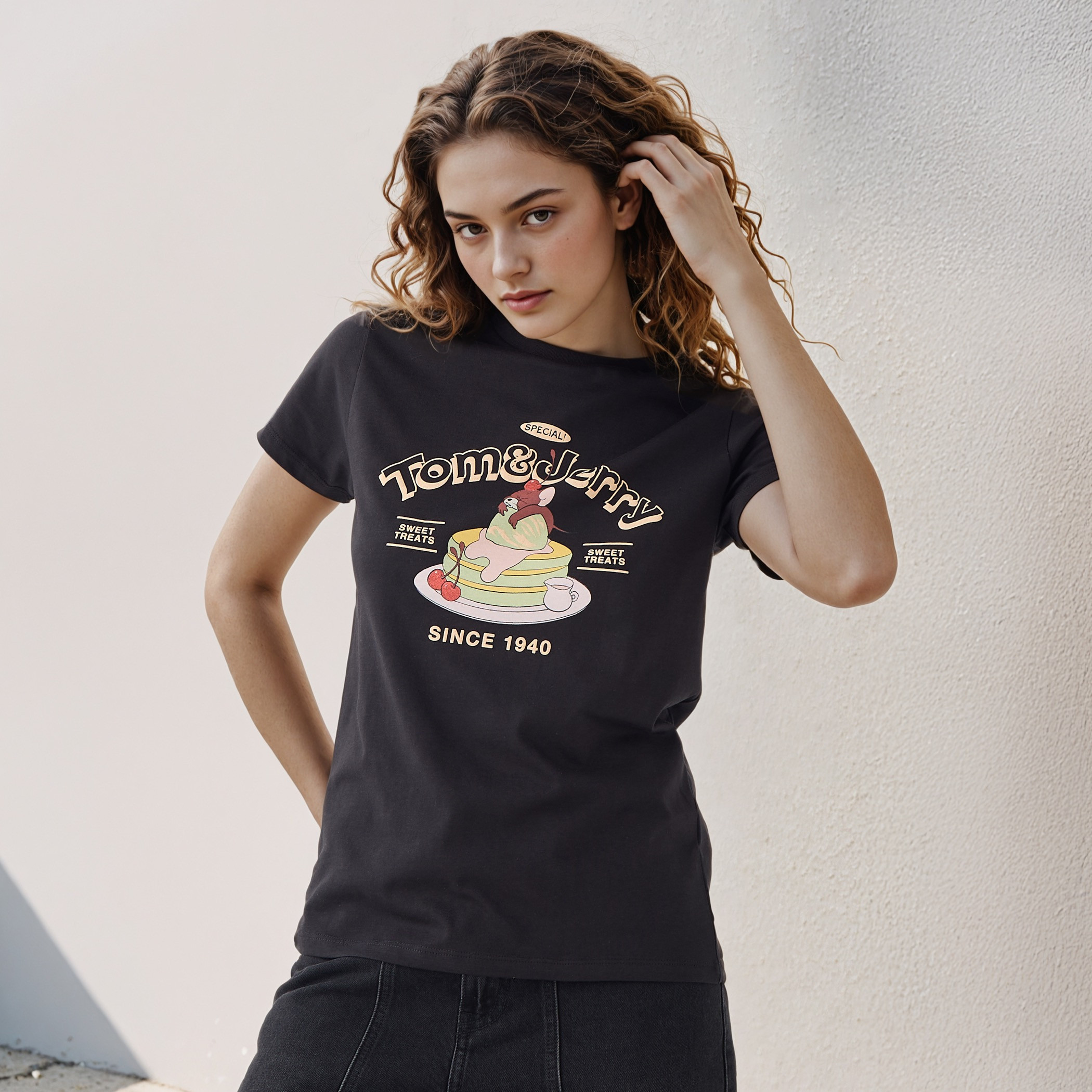 Tom and Jerry Print Crew Neck T-shirt-women-clothing-tshirts-image-1