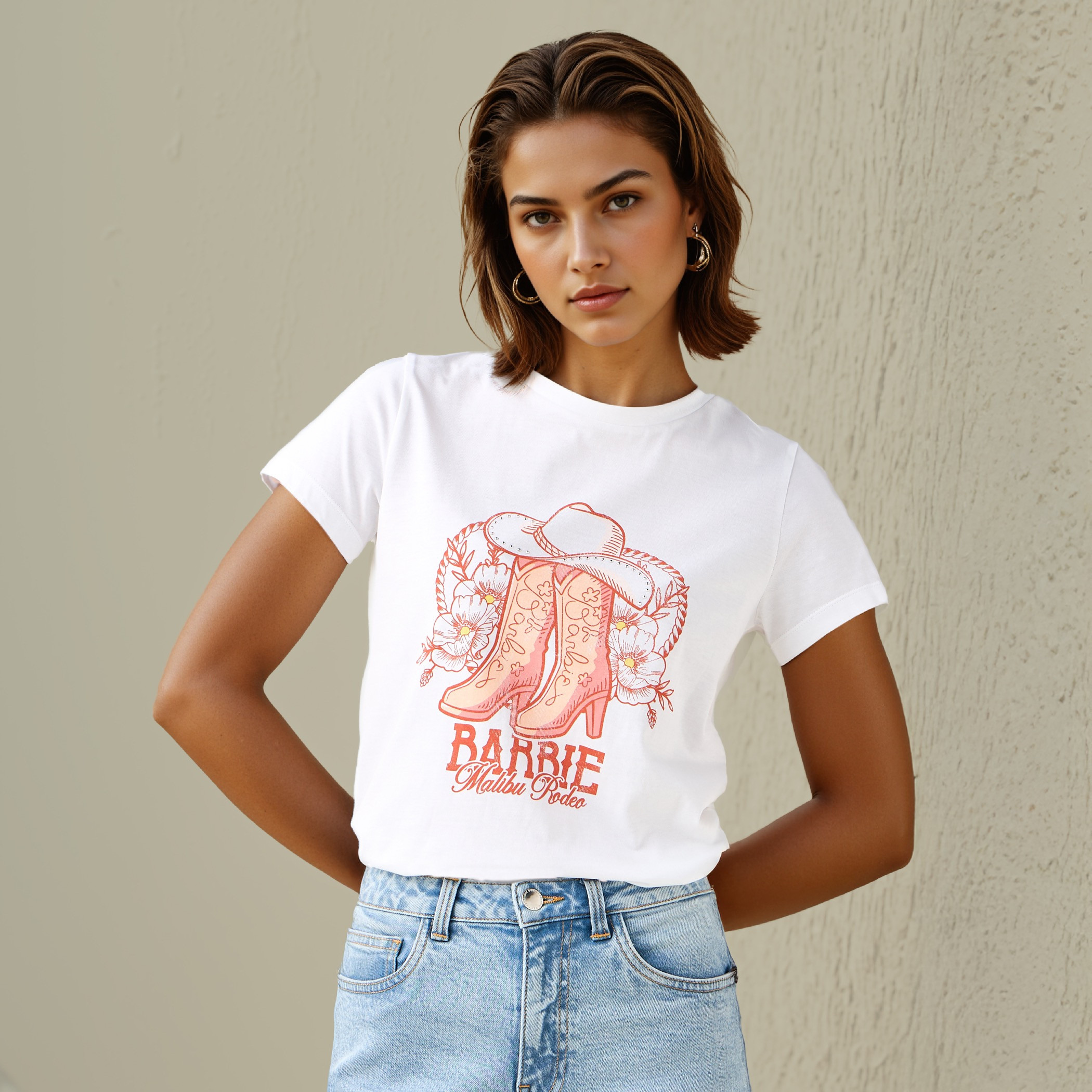 تيشيرت قصير بياقة ضيّقة وطبعات باربي-women-clothing-tshirts-image-1