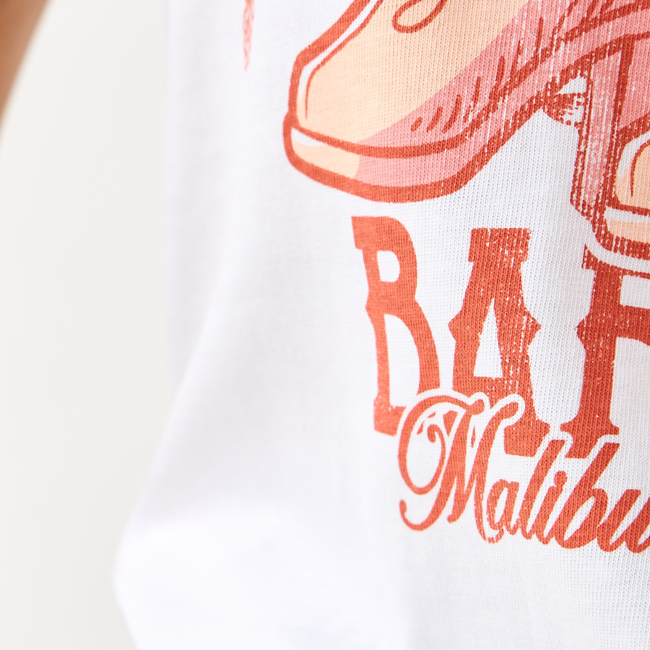 تيشيرت قصير بياقة ضيّقة وطبعات باربي-women-clothing-tshirts-image-5