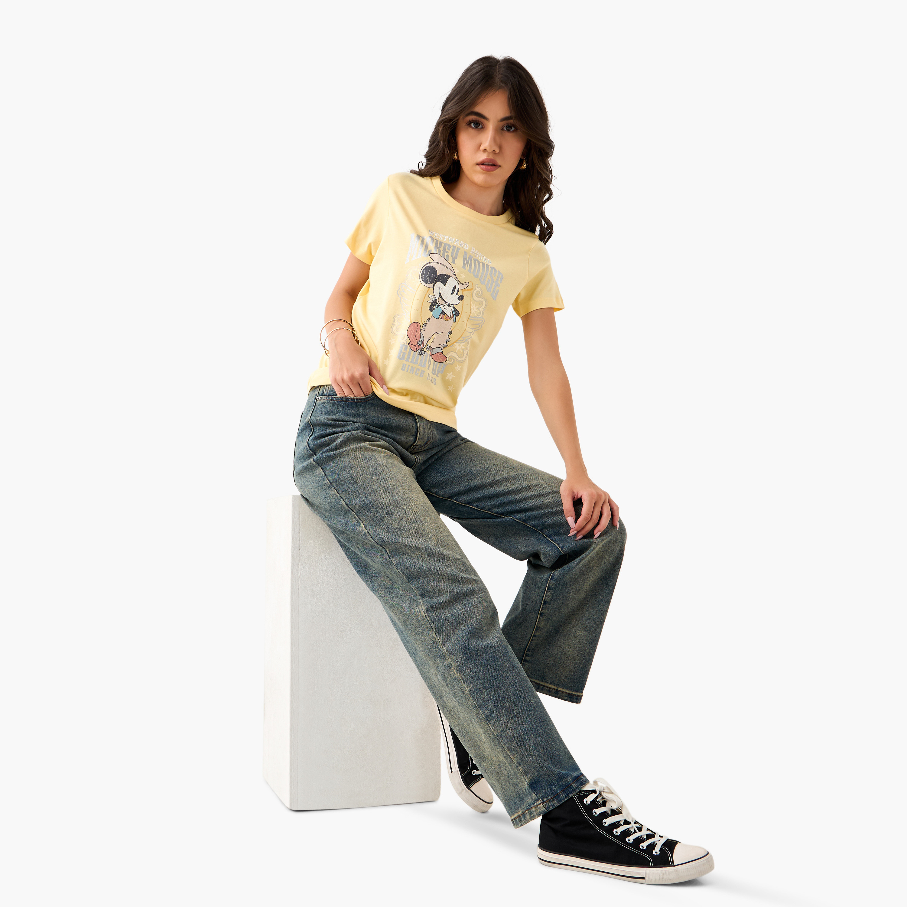 تيشيرت بياقة ضيقة وطبعات ميكي ماوس-women-clothing-tshirts-image-2