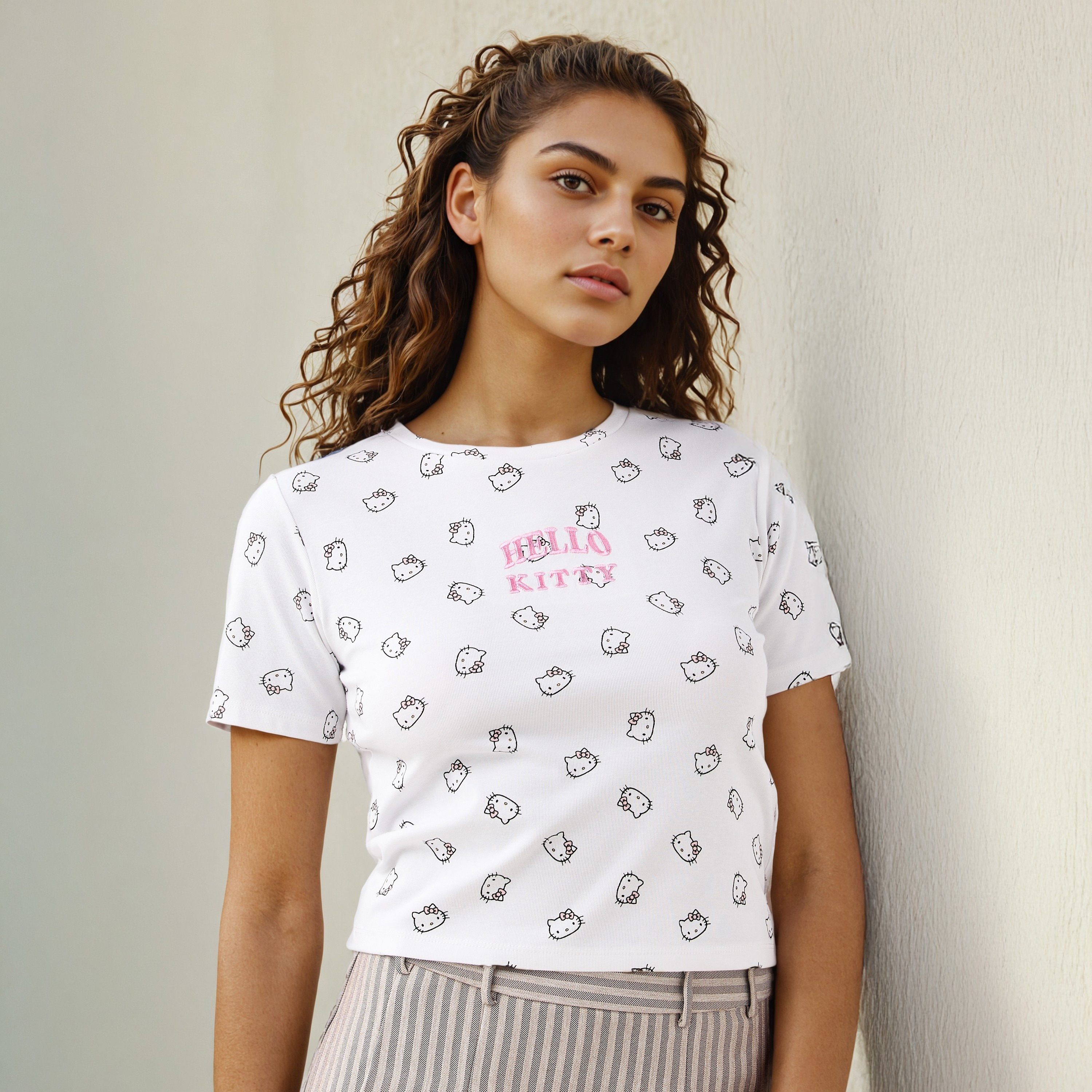 تيشيرت قصير مضلع بياقة ضيقة وطبعات هالو كيتي-women-clothing-tshirts-image-1