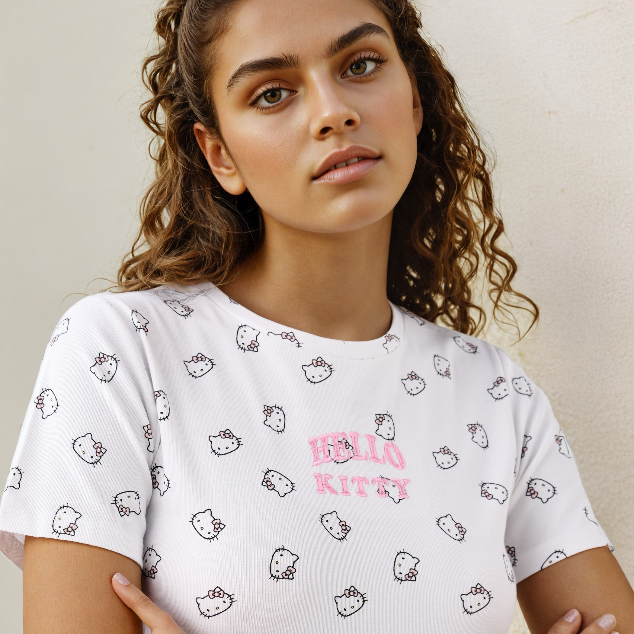 تيشيرت قصير مضلع بياقة ضيقة وطبعات هالو كيتي-women-clothing-tshirts-image-4