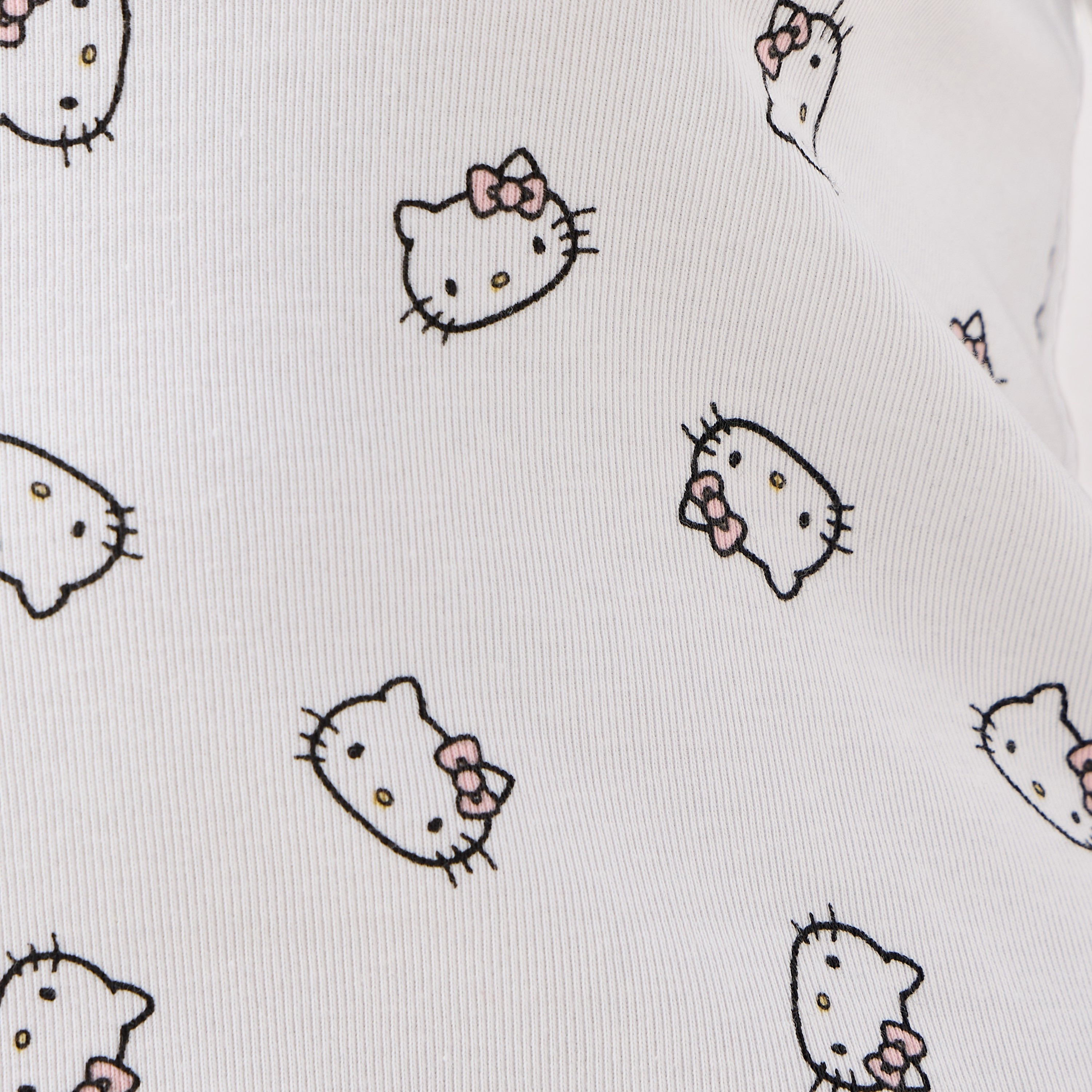 تيشيرت قصير مضلع بياقة ضيقة وطبعات هالو كيتي-women-clothing-tshirts-image-5
