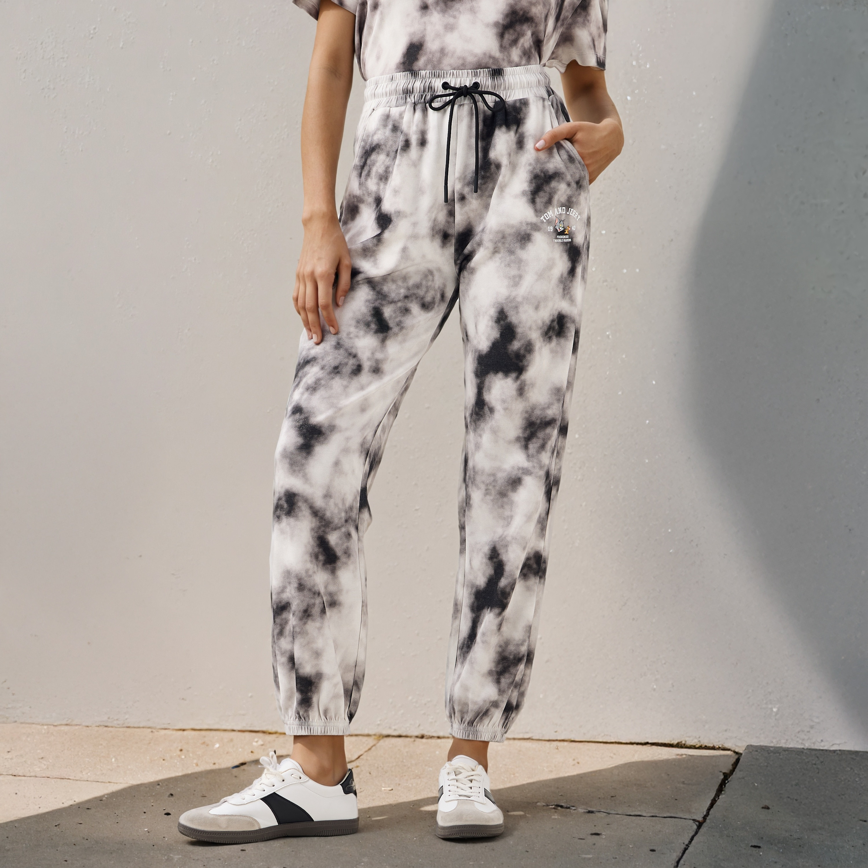 بنطلون رياضي بتطريزات توم آند جيري-women-clothing-bottoms-joggers-image-1
