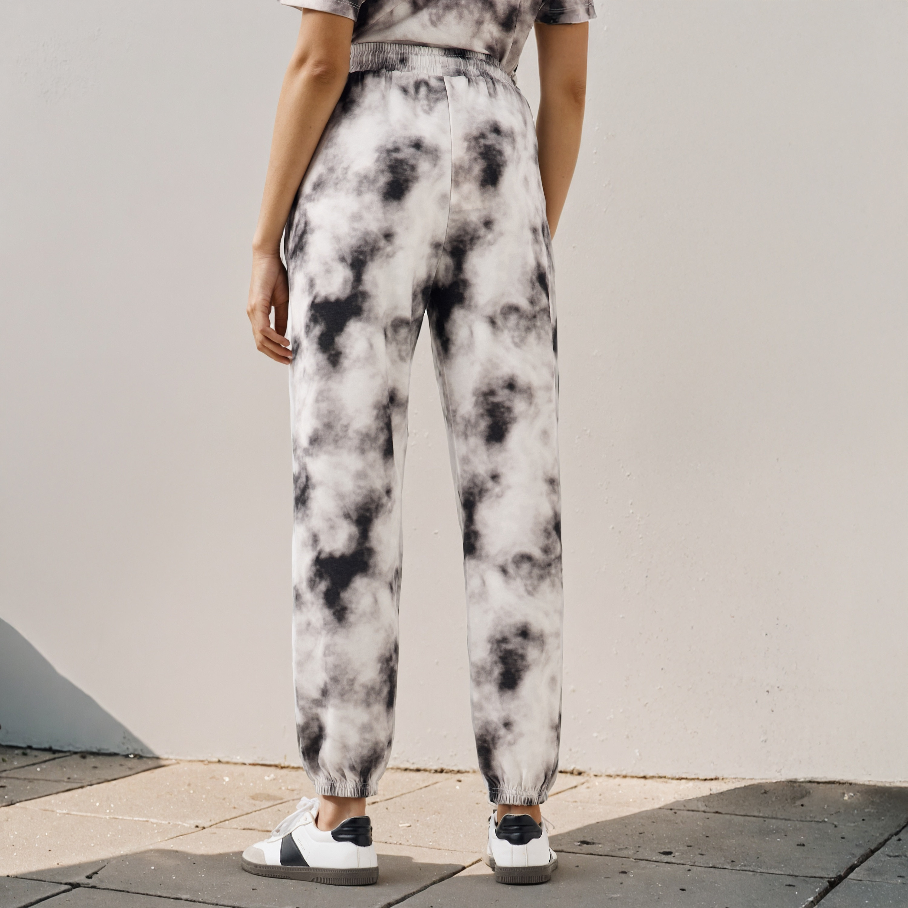 بنطلون رياضي بتطريزات توم آند جيري-women-clothing-bottoms-joggers-image-3