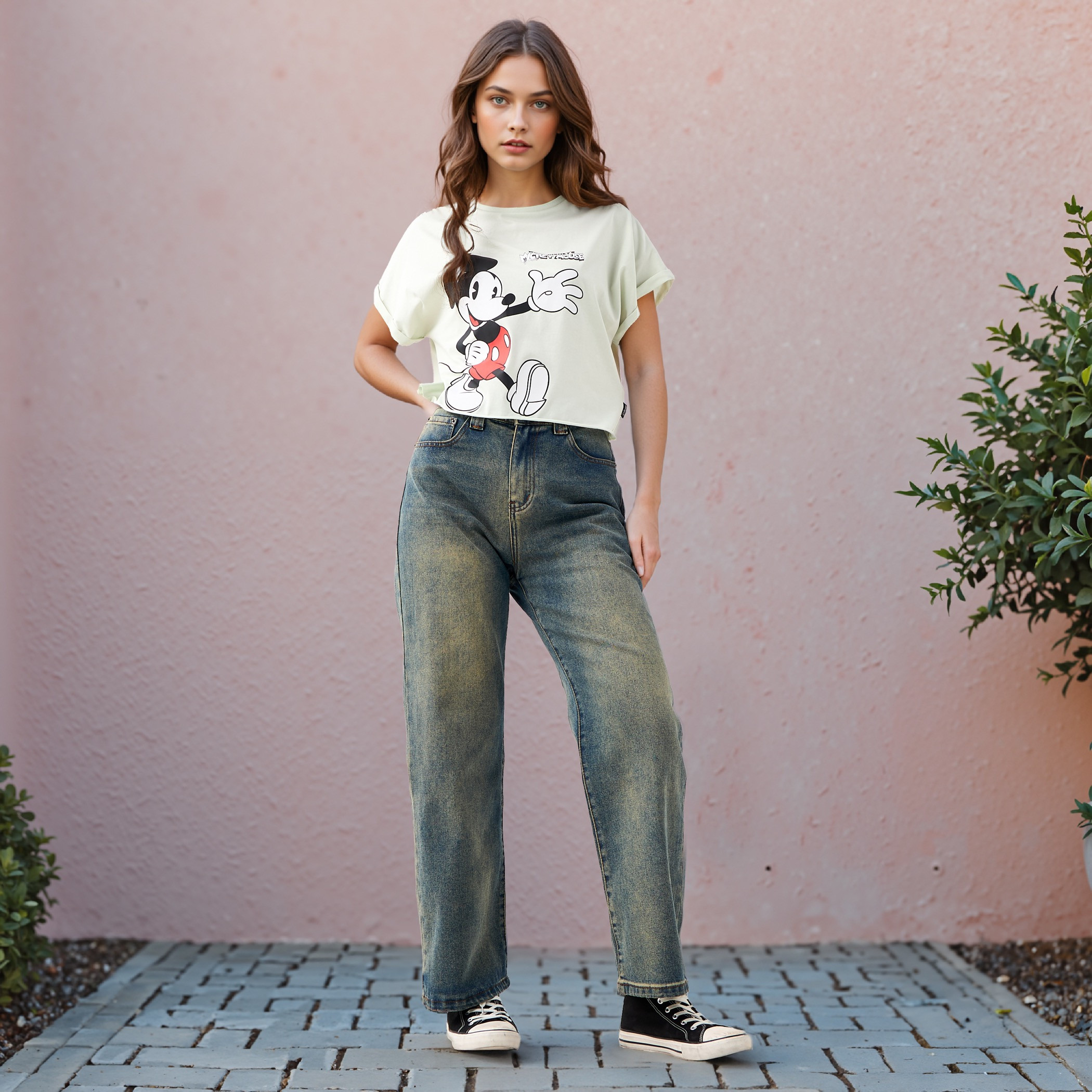 تيشيرت قصير بياقة ضيقة وطبعات ميكي ماوس-women-clothing-tshirts-image-2