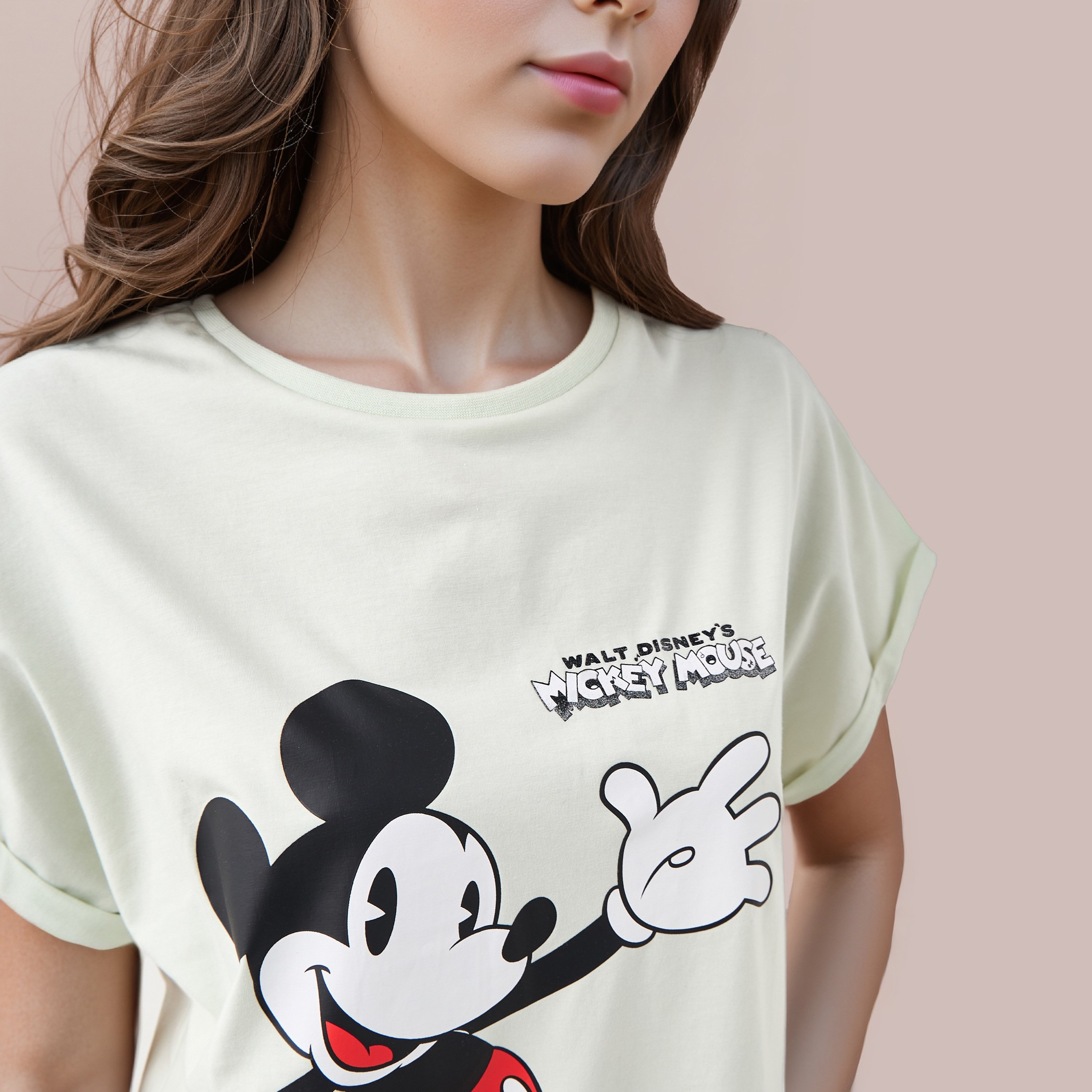 تيشيرت قصير بياقة ضيقة وطبعات ميكي ماوس-women-clothing-tshirts-image-4