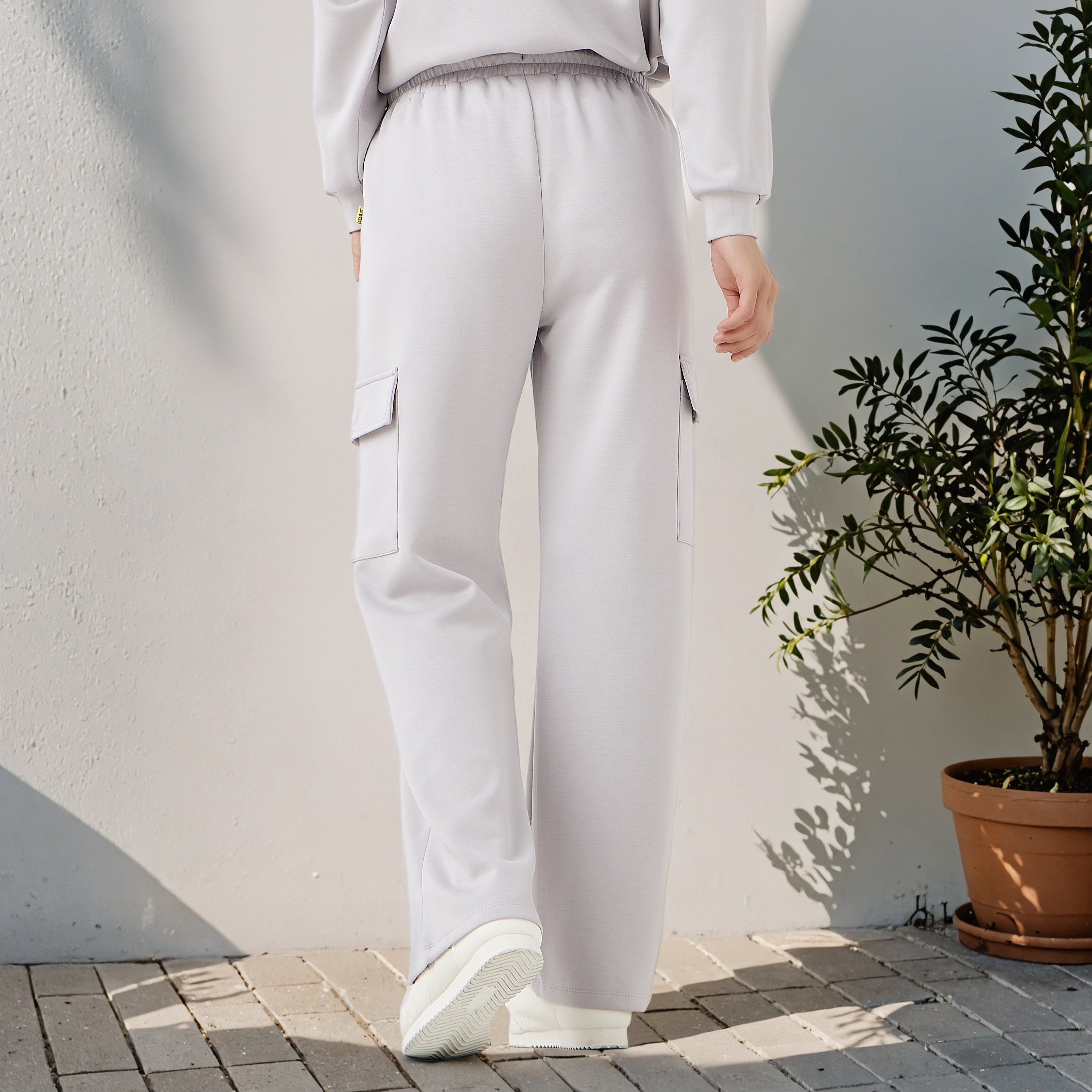 بنطلون رياضي كارجو بطبعات بيناتس-women-clothing-bottoms-joggers-image-3
