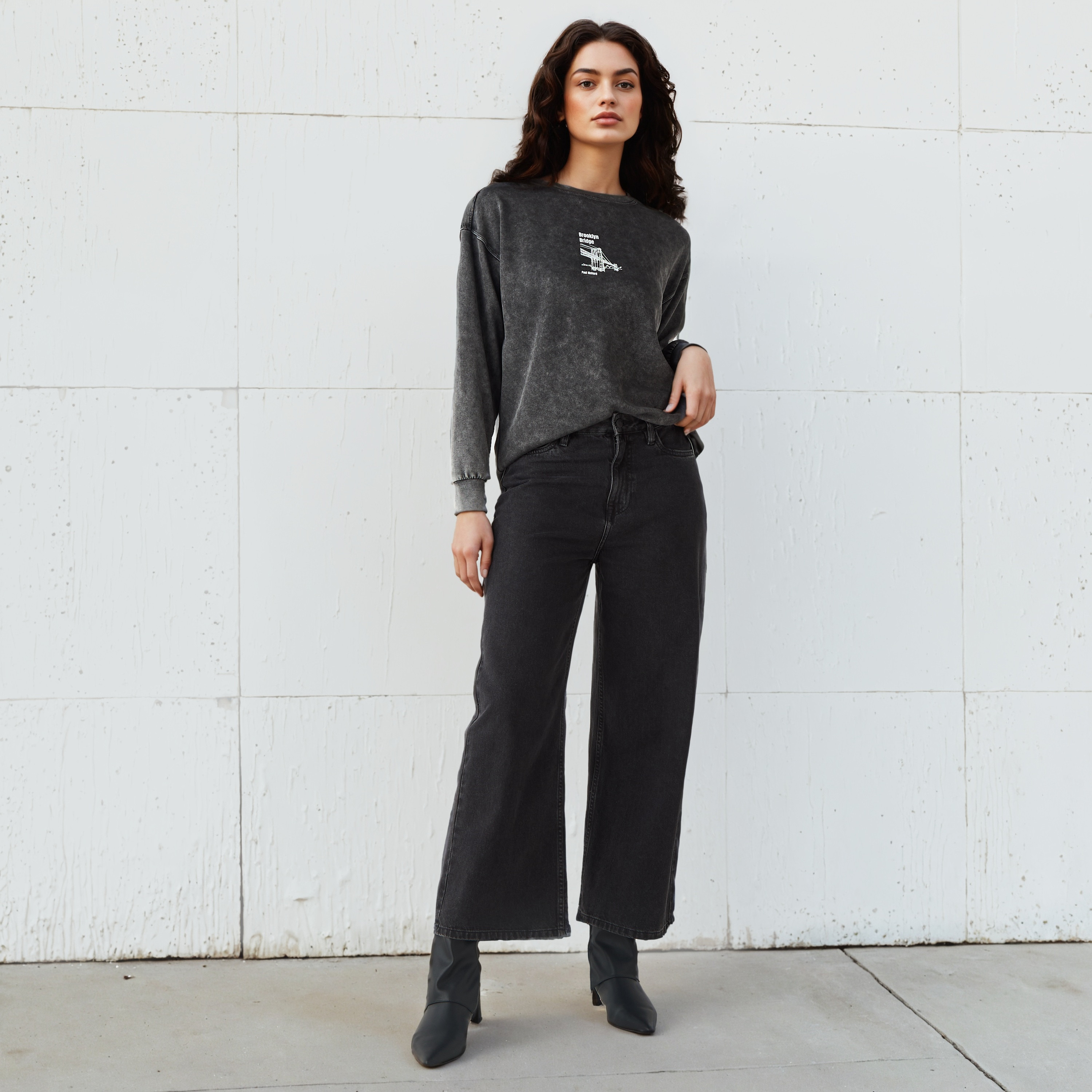 Brooklin Bridge Print Sweatshirt-women-winterwear-hoodiesandsweatshirts-sweatshirts-image-2