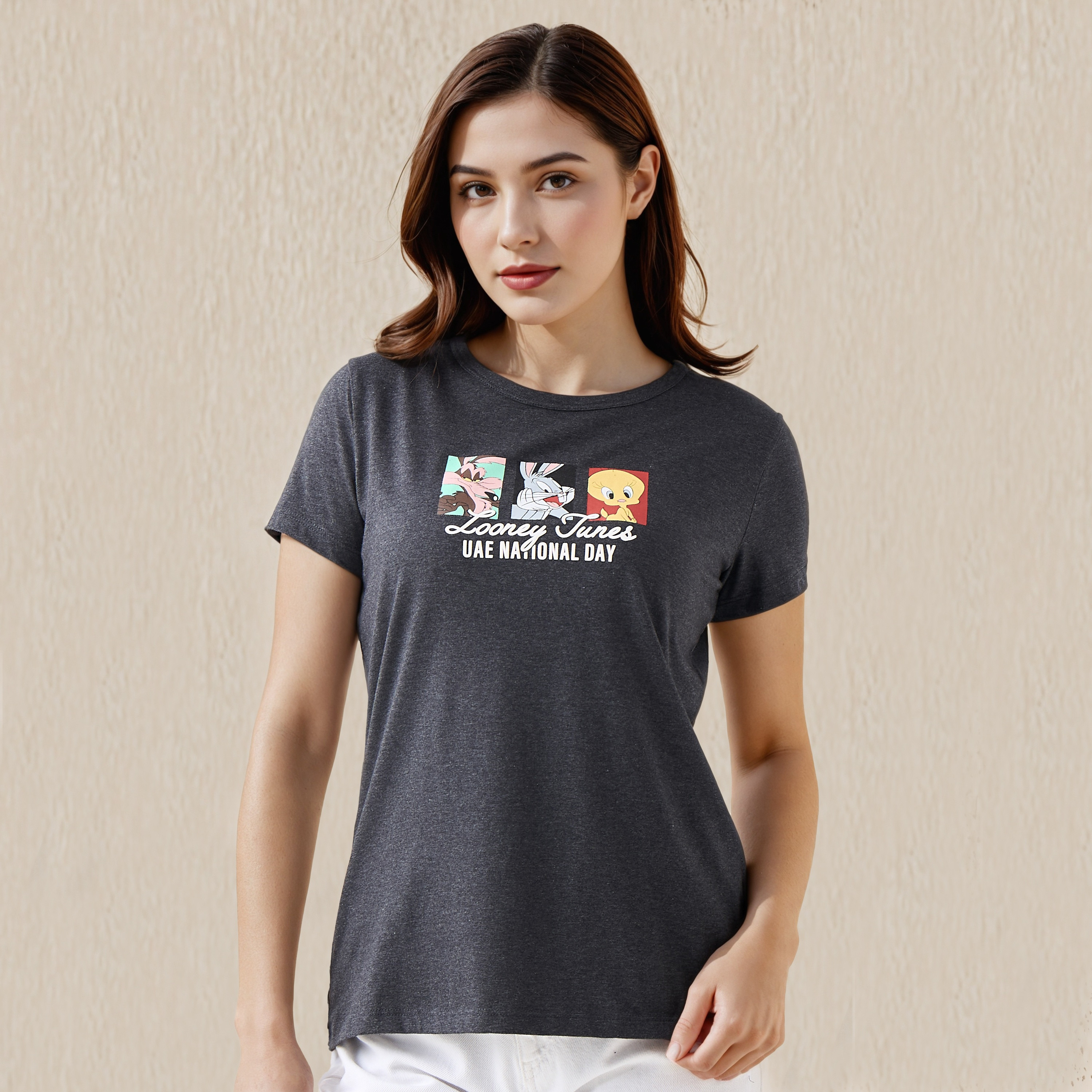 تيشيرت قطن بطبعة اليوم الوطني الإماراتي من لوني تونز-women-clothing-tshirts-image-1