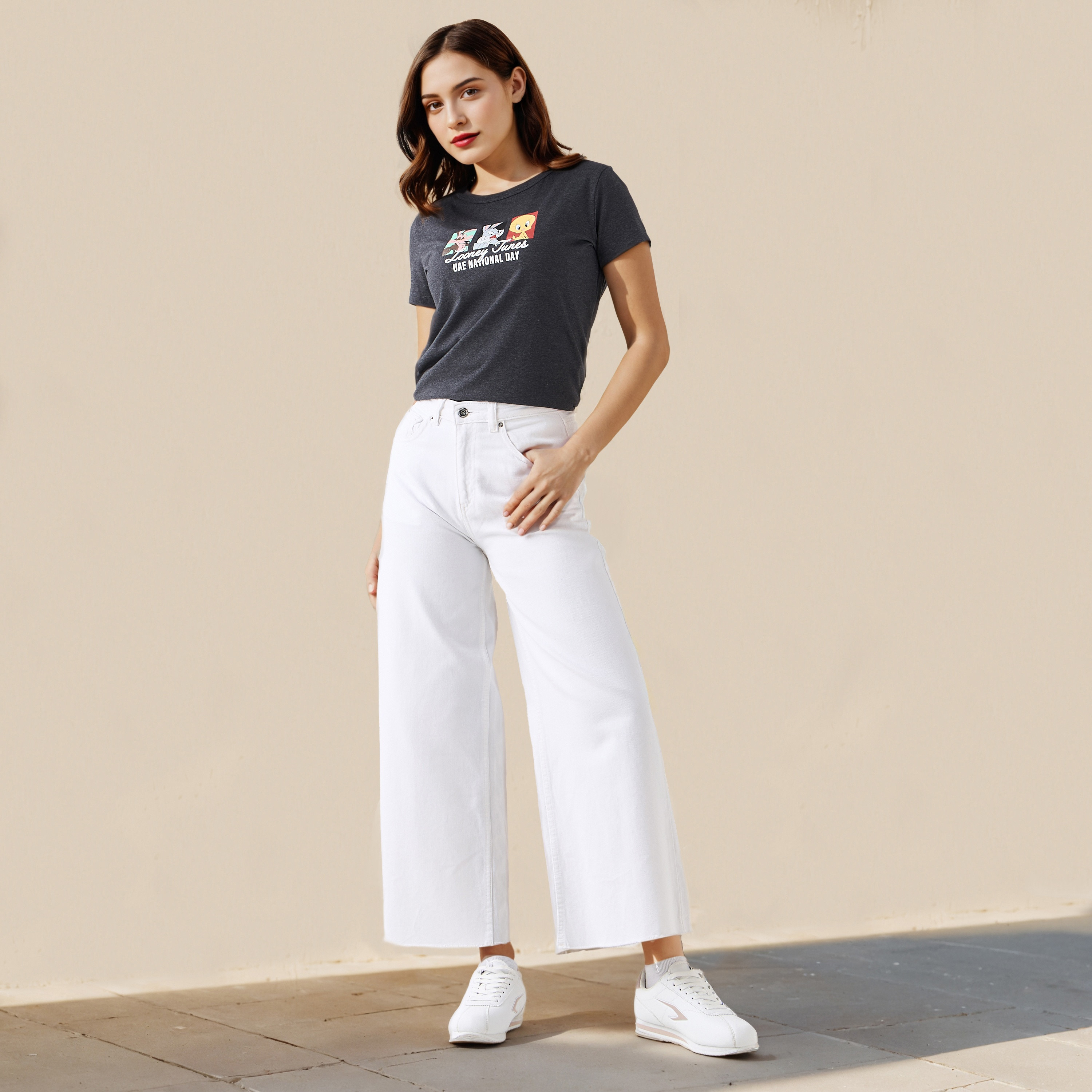 تيشيرت قطن بطبعة اليوم الوطني الإماراتي من لوني تونز-women-clothing-tshirts-image-2