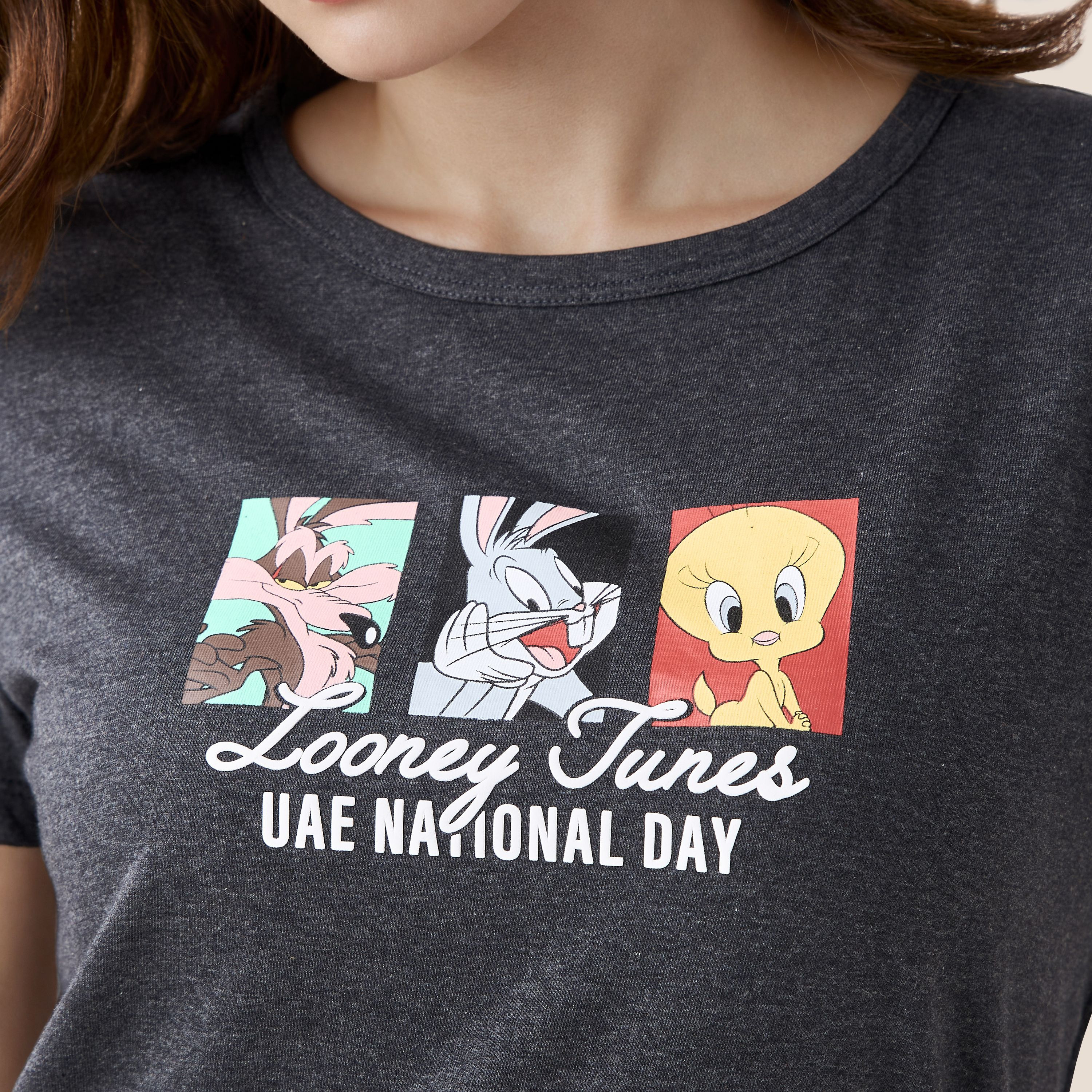 تيشيرت قطن بطبعة اليوم الوطني الإماراتي من لوني تونز-women-clothing-tshirts-image-5