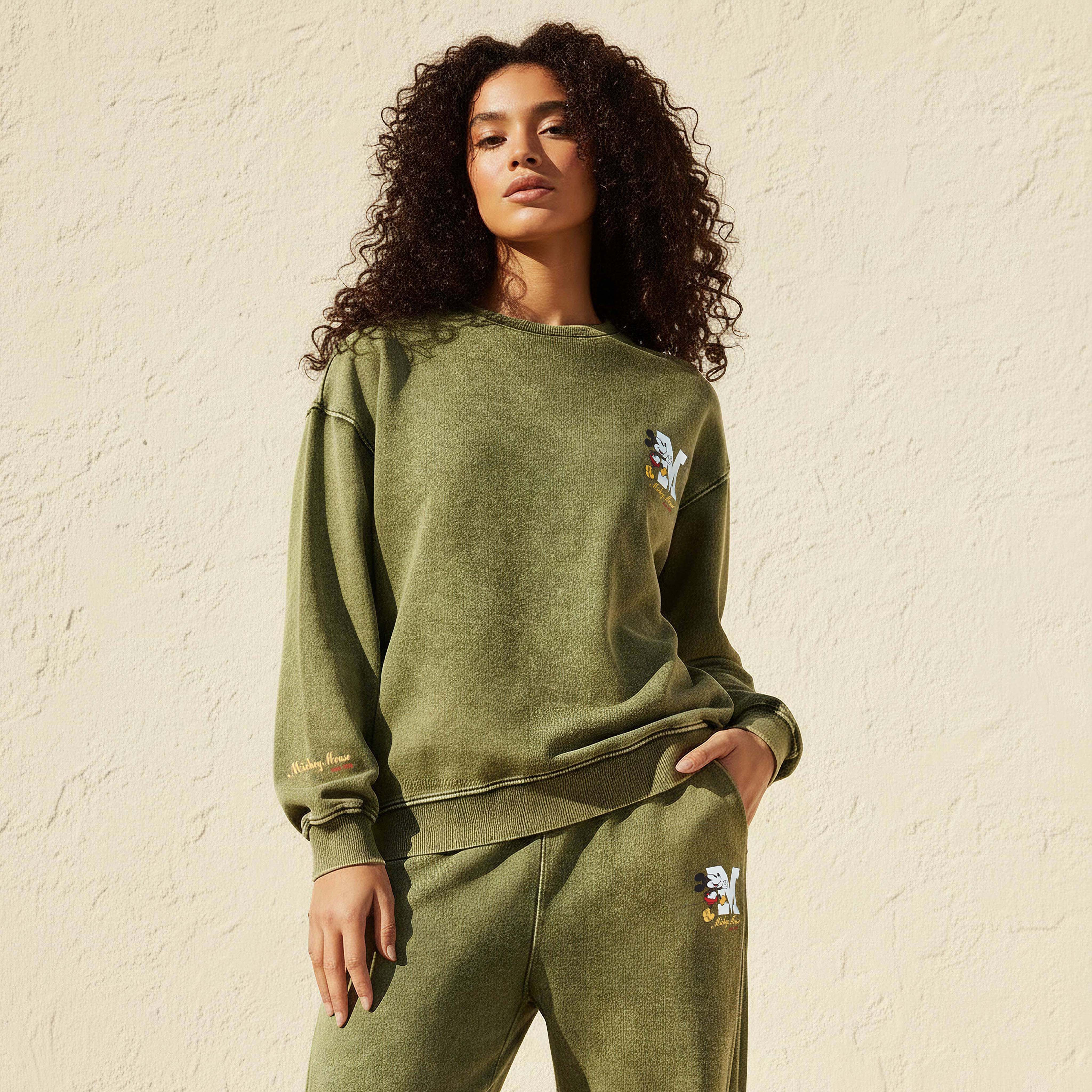 سويت شيرت ميكي ماوس بقصة مريحة-women-clothing-coordsets-image-6