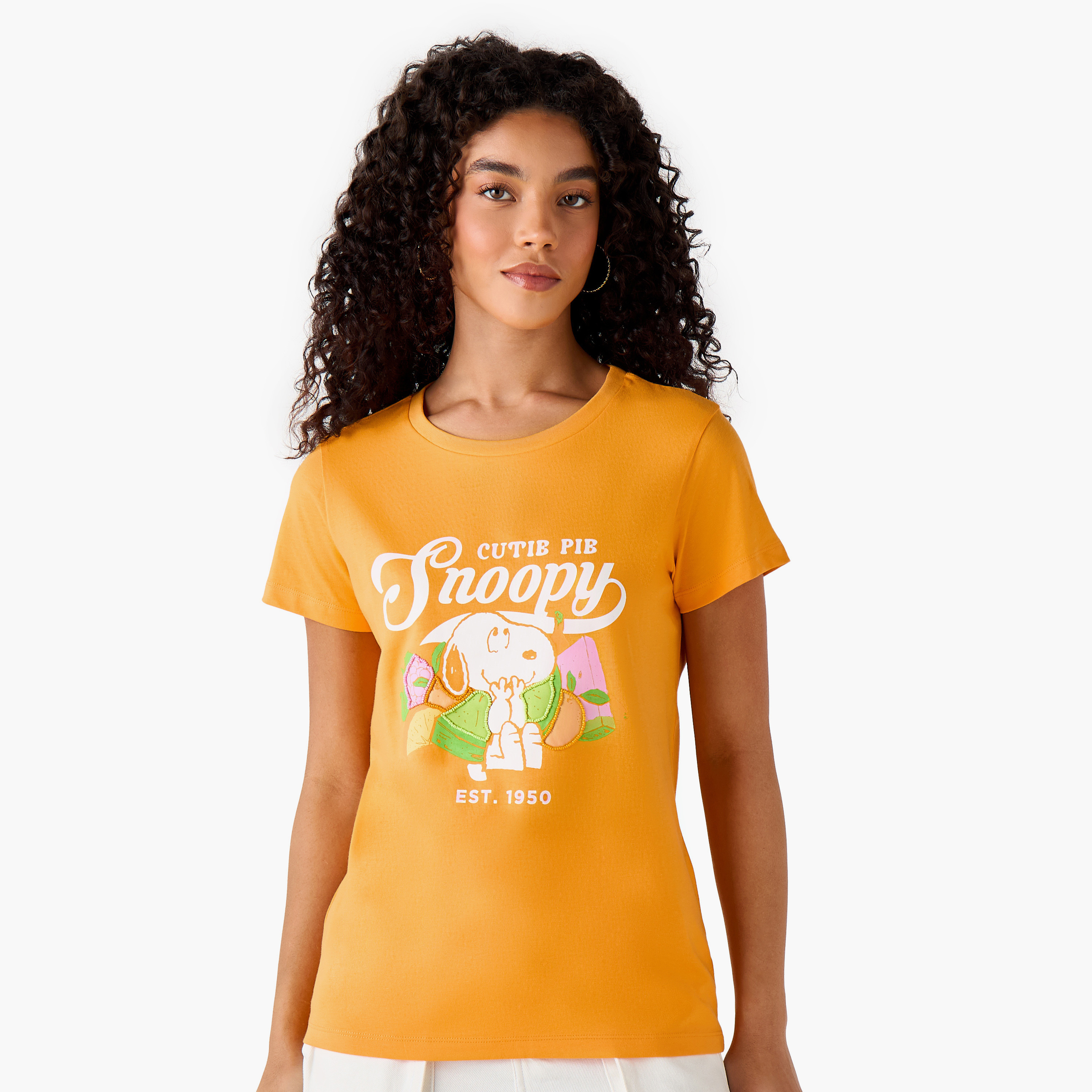 تيشيرت قطن بقصة عادية وطبعات سنوبي-women-clothing-tshirts-image-2