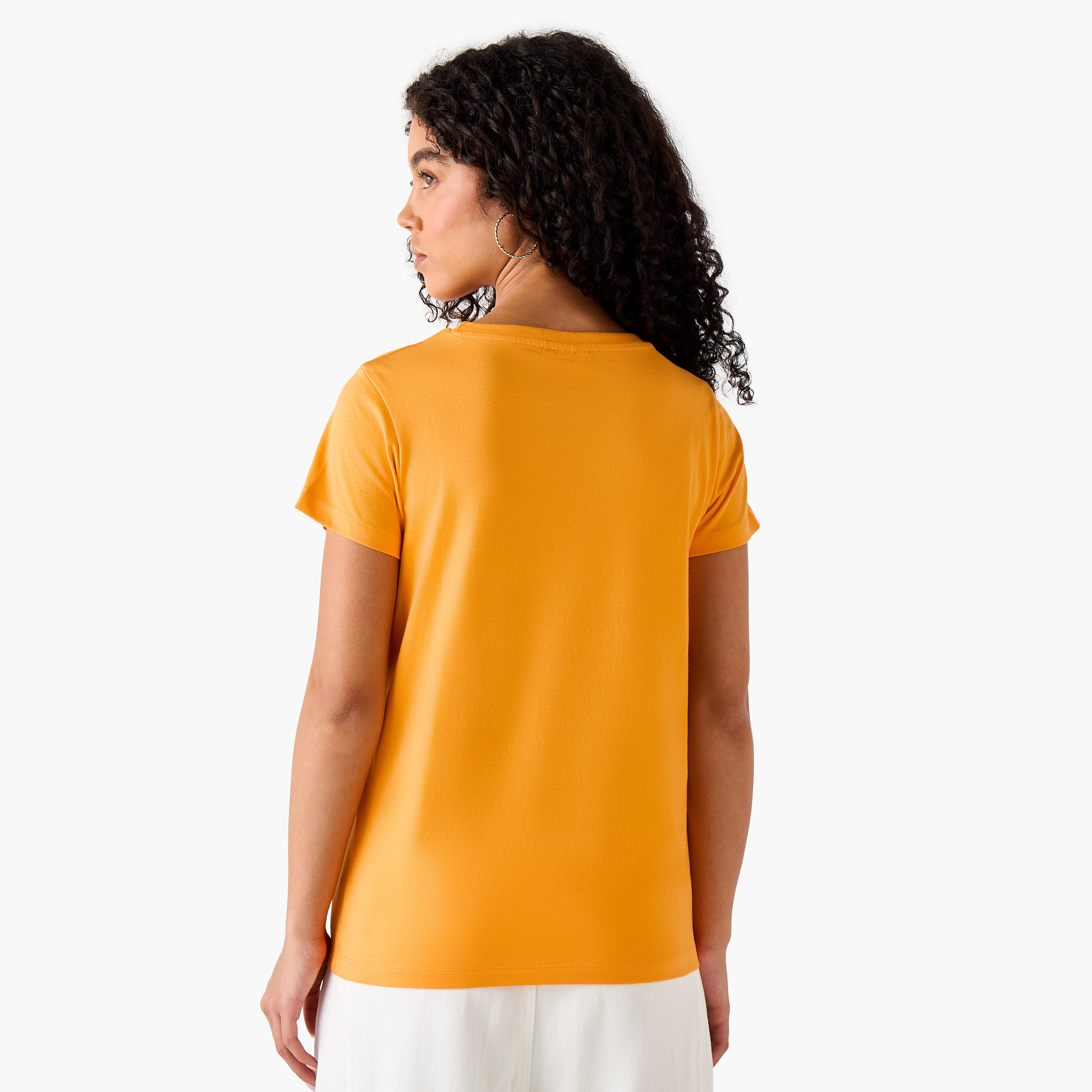 تيشيرت قطن بقصة عادية وطبعات سنوبي-women-clothing-tshirts-image-4