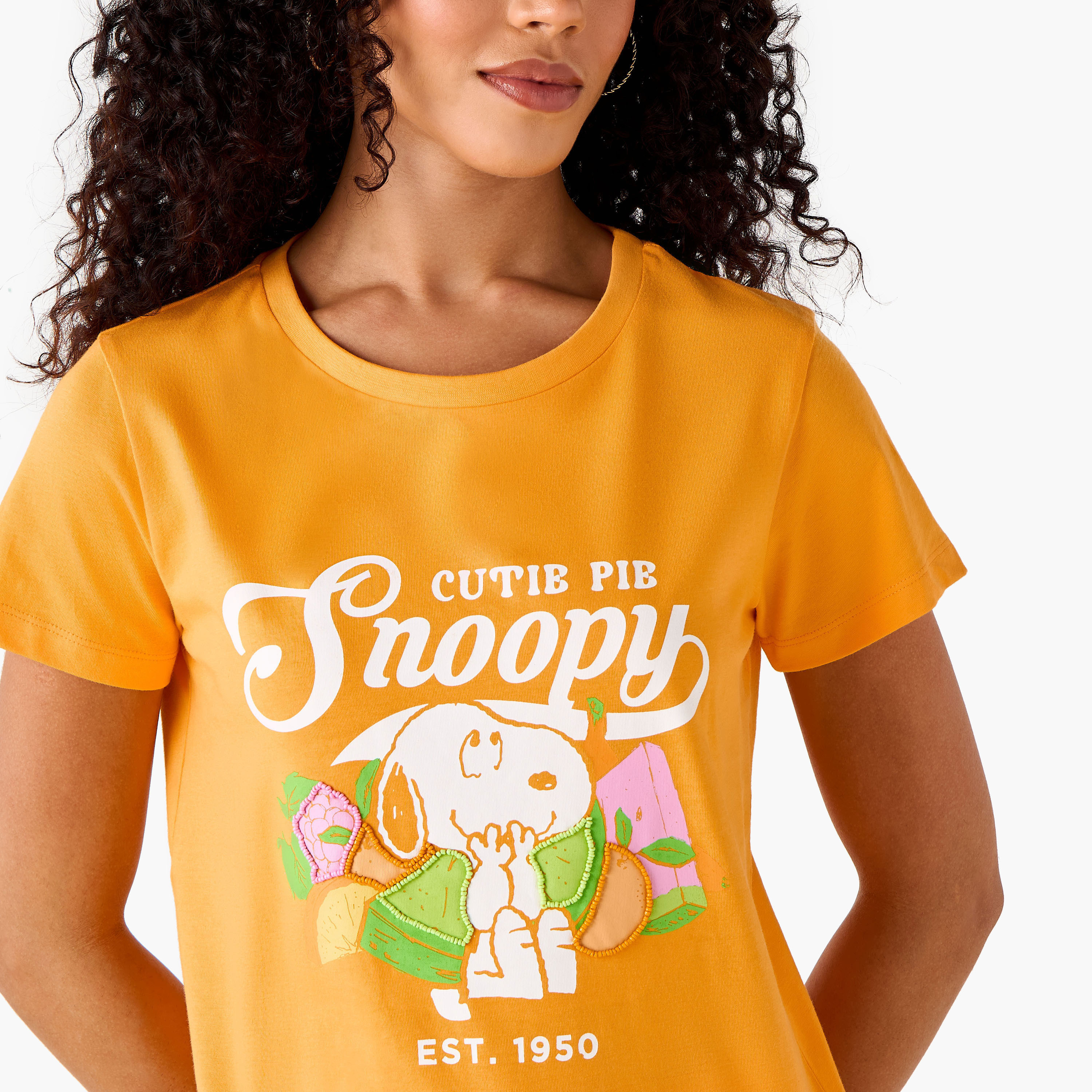 تيشيرت قطن بقصة عادية وطبعات سنوبي-women-clothing-tshirts-image-5
