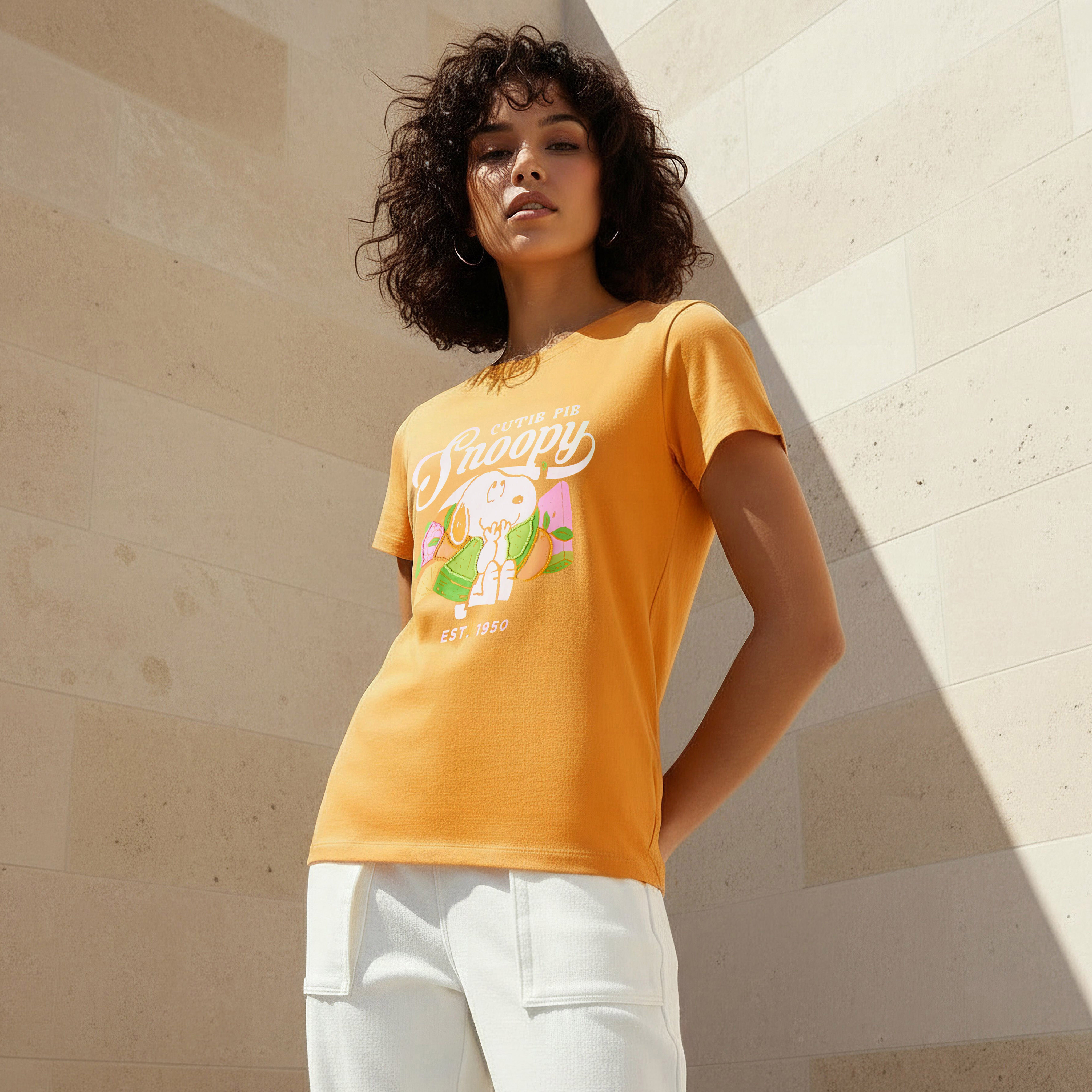 تيشيرت قطن بقصة عادية وطبعات سنوبي-women-clothing-tshirts-image-1