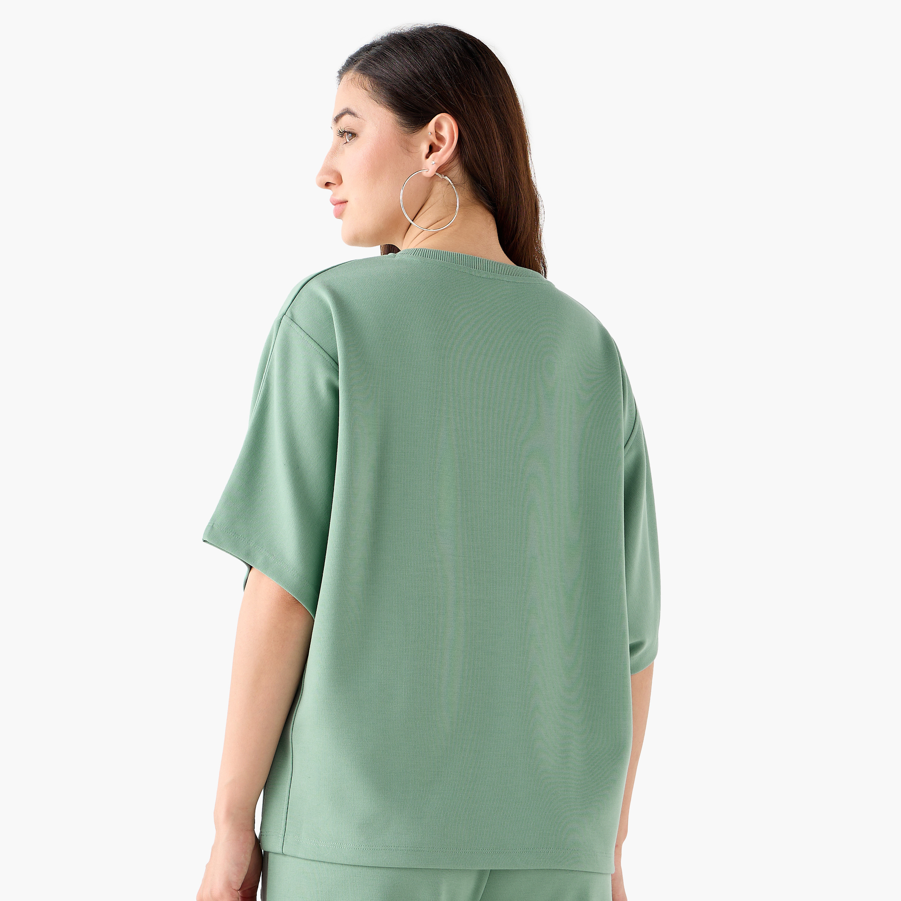 تيشيرت بطبعات ميكي ماوس مع تفاصيل مزخرفة-women-clothing-tshirts-image-4