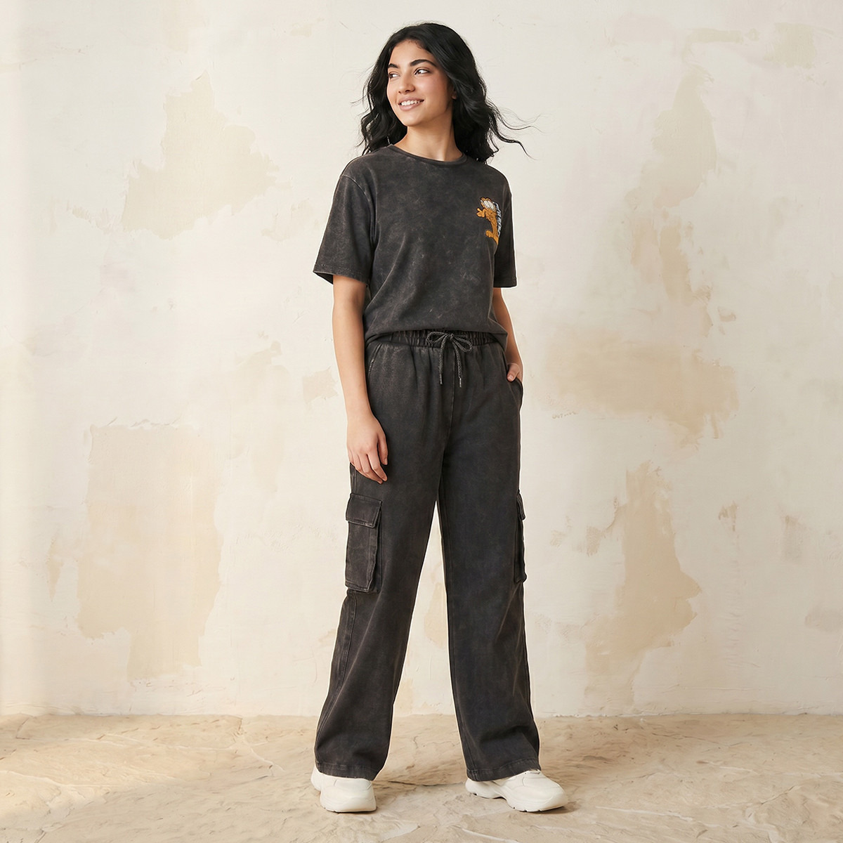 تيشيرت قطن بتطريز جارفيلد-women-clothing-tshirts-image-3
