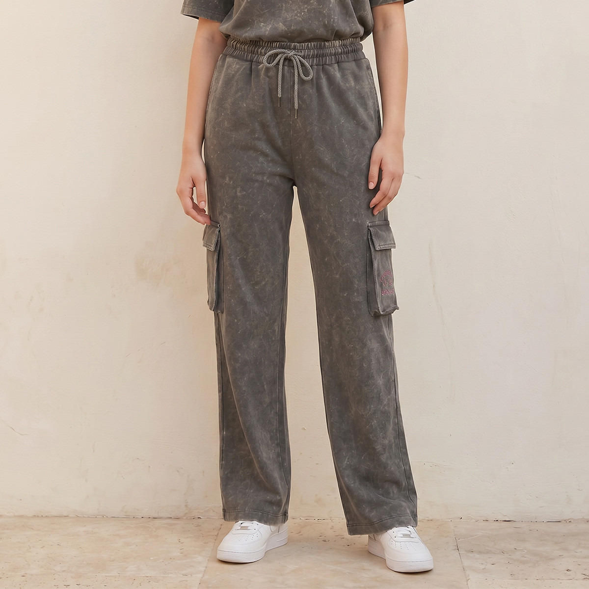 بنطلون كارجو قطن بقصة عادية ونمط مغسول بالحمض وشعار جامعة كمبريدج-women-clothing-bottoms-joggers-image-1