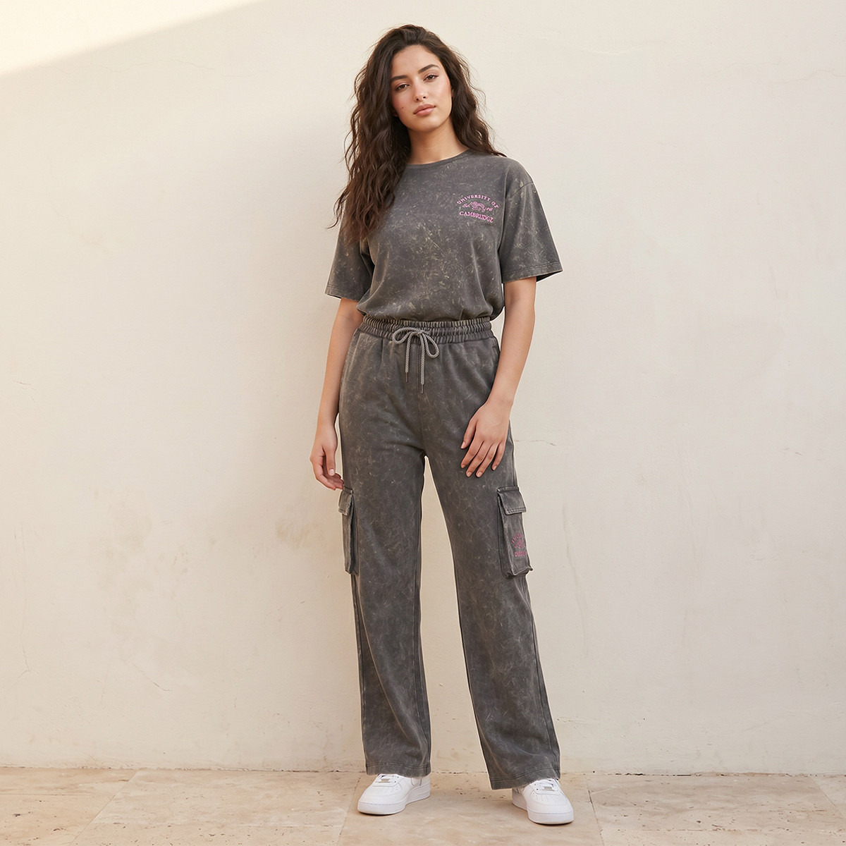 بنطلون كارجو قطن بقصة عادية ونمط مغسول بالحمض وشعار جامعة كمبريدج-women-clothing-bottoms-joggers-image-3