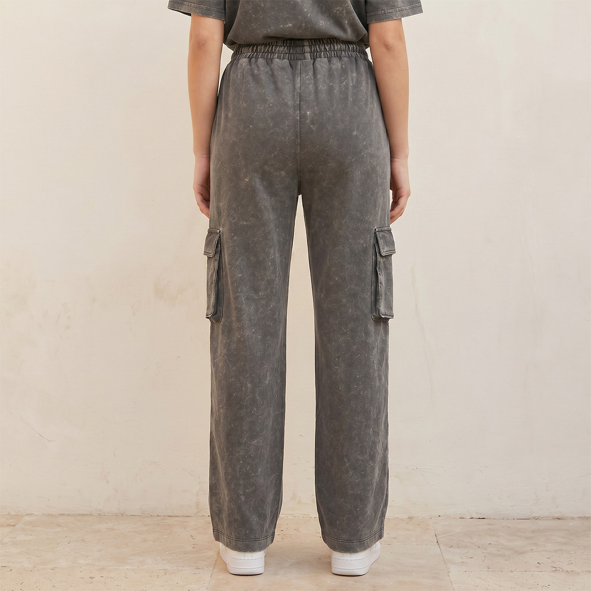 بنطلون كارجو قطن بقصة عادية ونمط مغسول بالحمض وشعار جامعة كمبريدج-women-clothing-bottoms-joggers-image-4