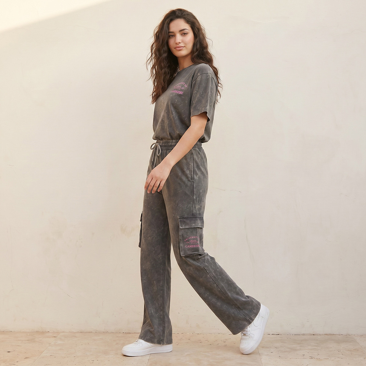 بنطلون كارجو قطن بقصة عادية ونمط مغسول بالحمض وشعار جامعة كمبريدج-women-clothing-bottoms-joggers-image-5