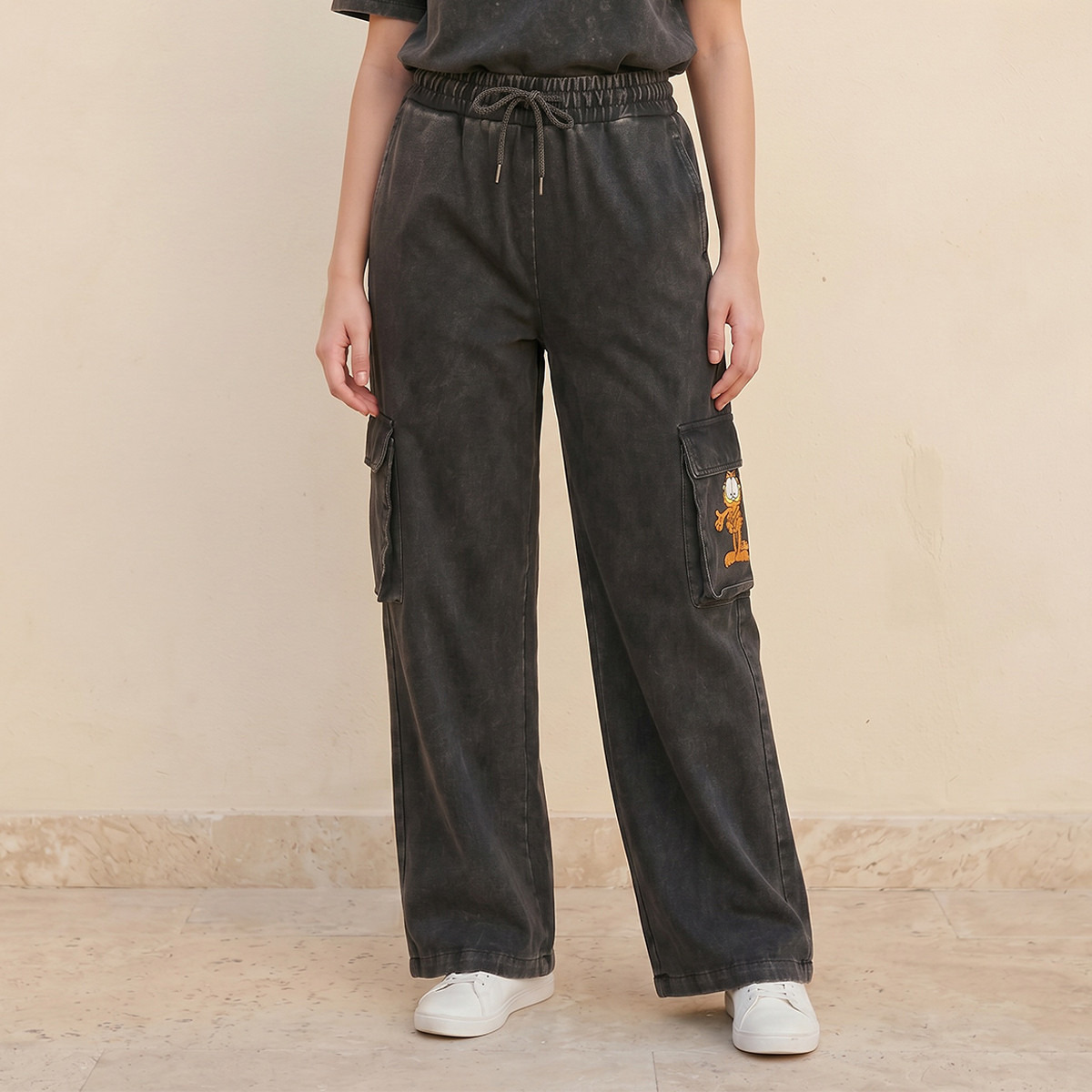 بنطلون كارجو قطن بقصة عادية ونمط مغسول بالحمض وتصميم جارفيلد-women-clothing-trousers-image-1