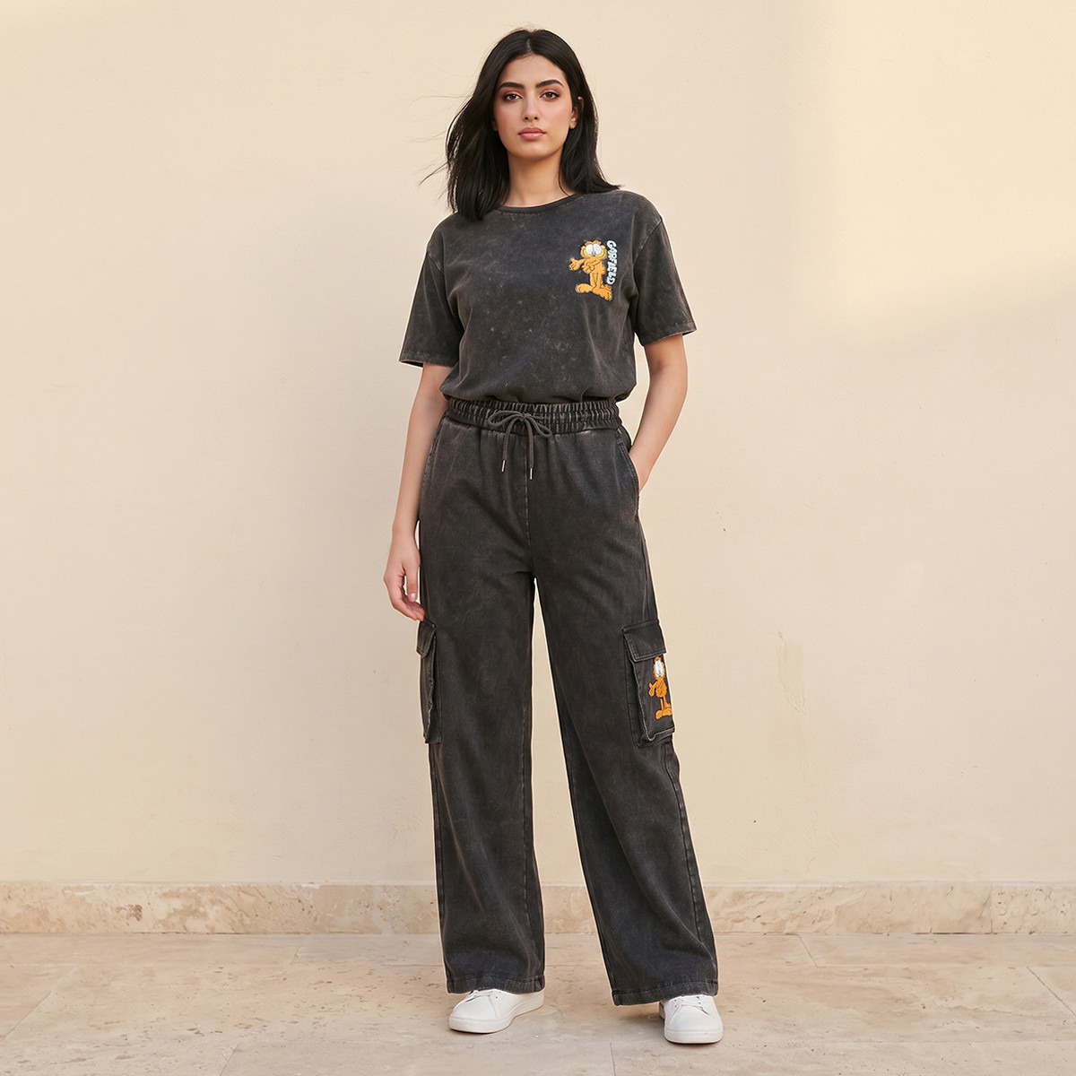 بنطلون كارجو قطن بقصة عادية ونمط مغسول بالحمض وتصميم جارفيلد-women-clothing-trousers-image-3