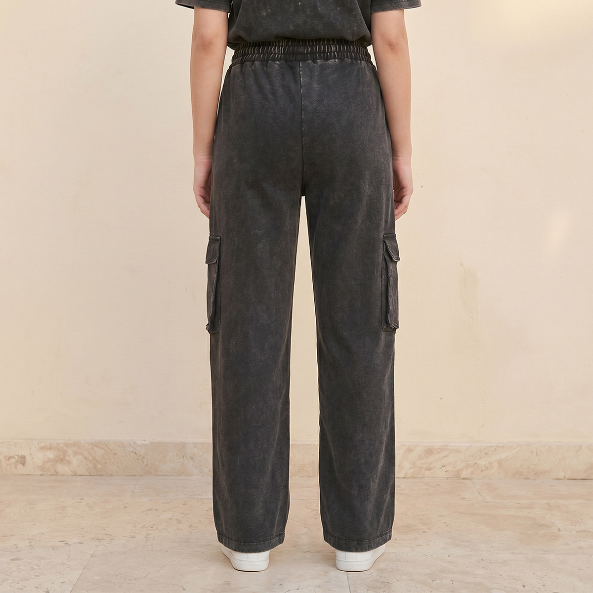 بنطلون كارجو قطن بقصة عادية ونمط مغسول بالحمض وتصميم جارفيلد-women-clothing-trousers-image-4